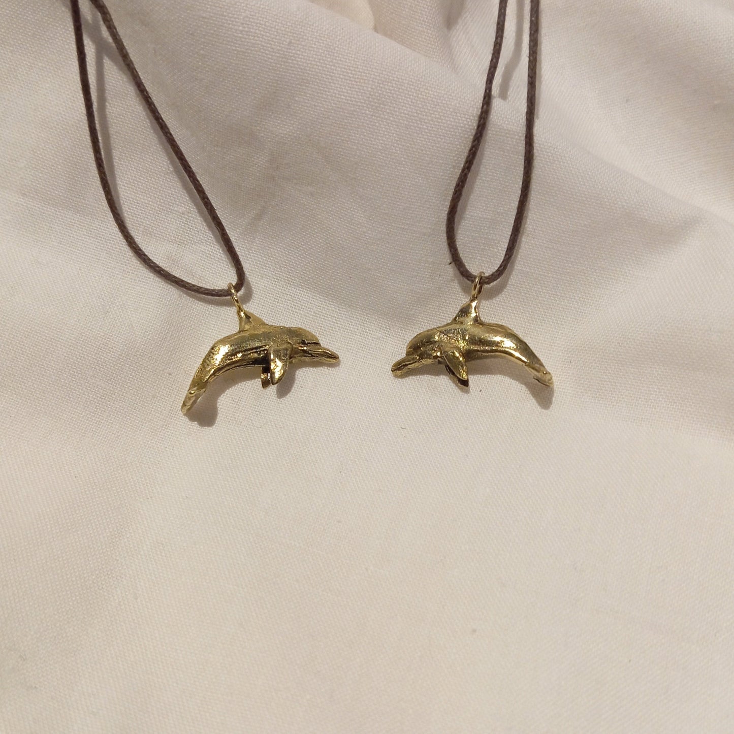 Colgante de delfín en bronce