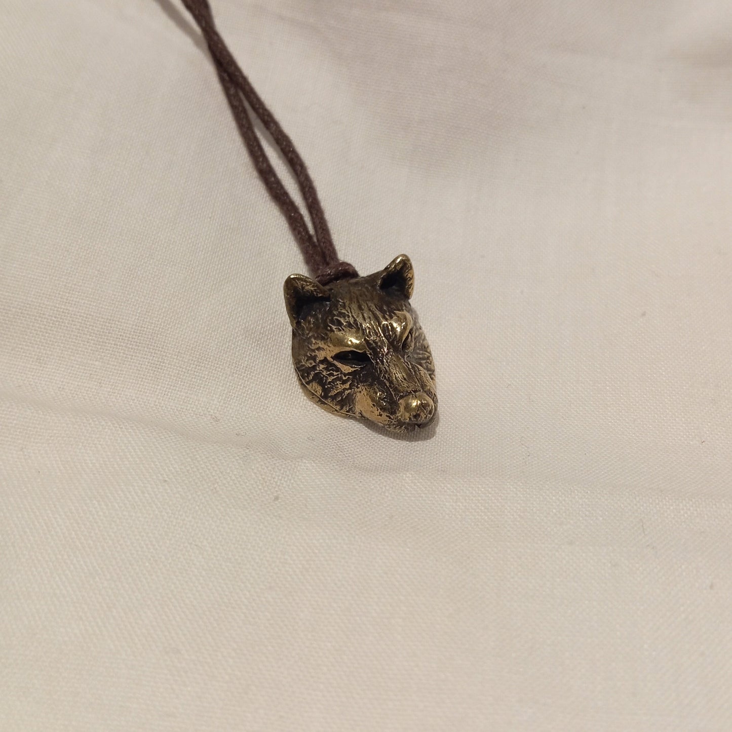 Colgante de lobo en bronce