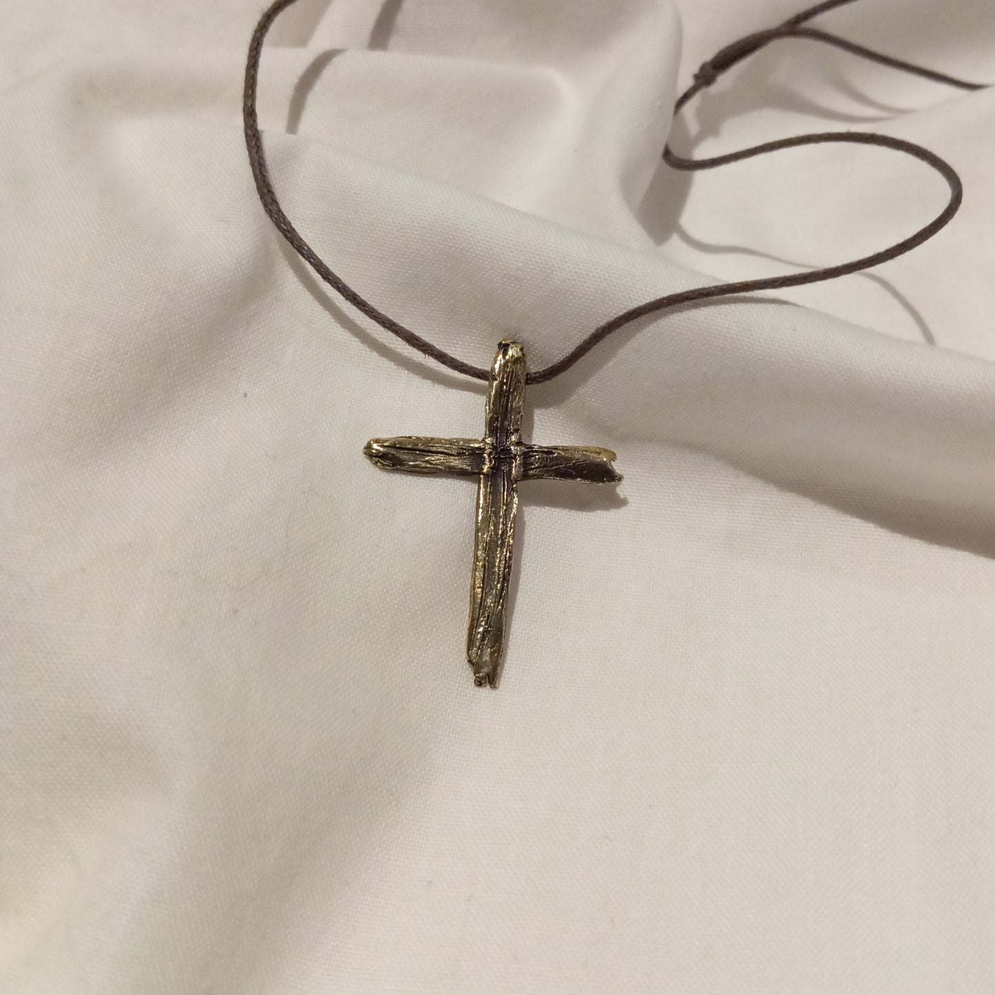 Colgante de cruz cristiana pequeña en bronce