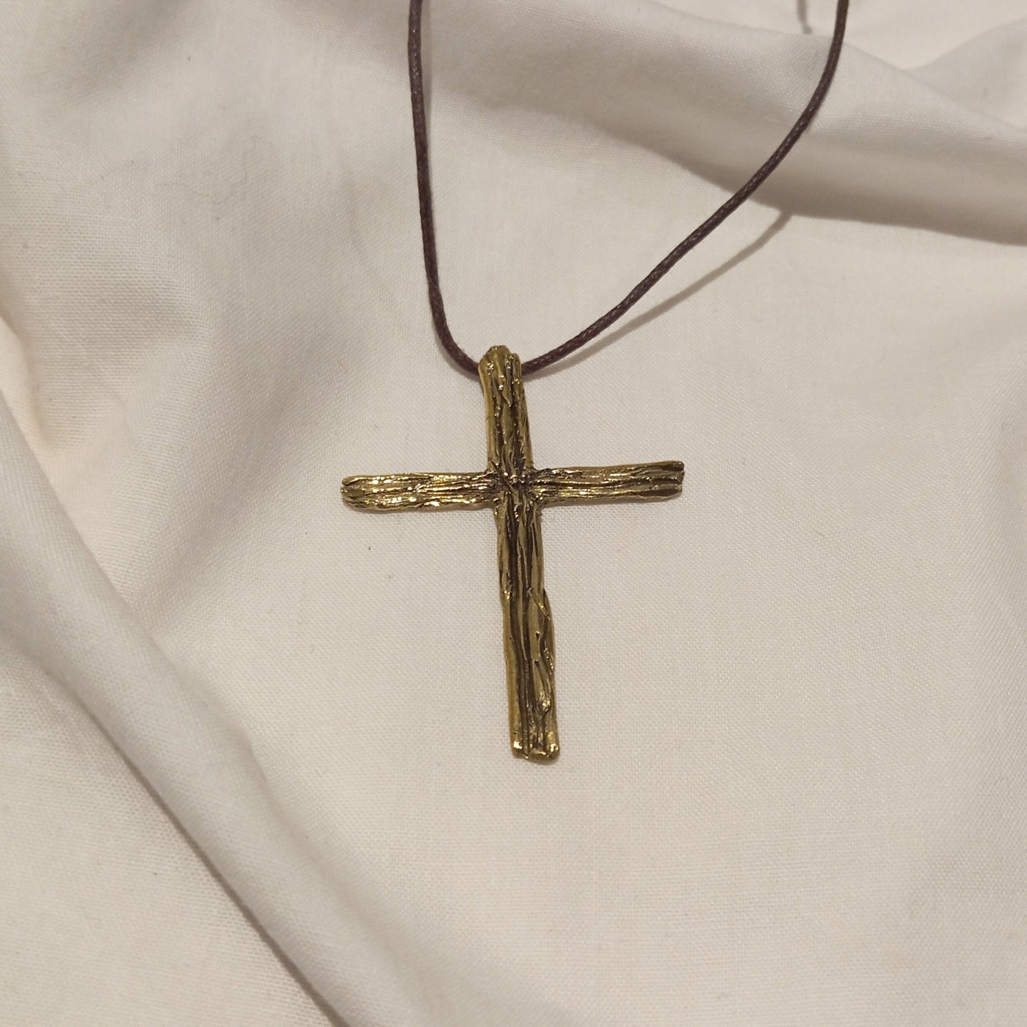 Colgante de cruz cristiana grande en bronce