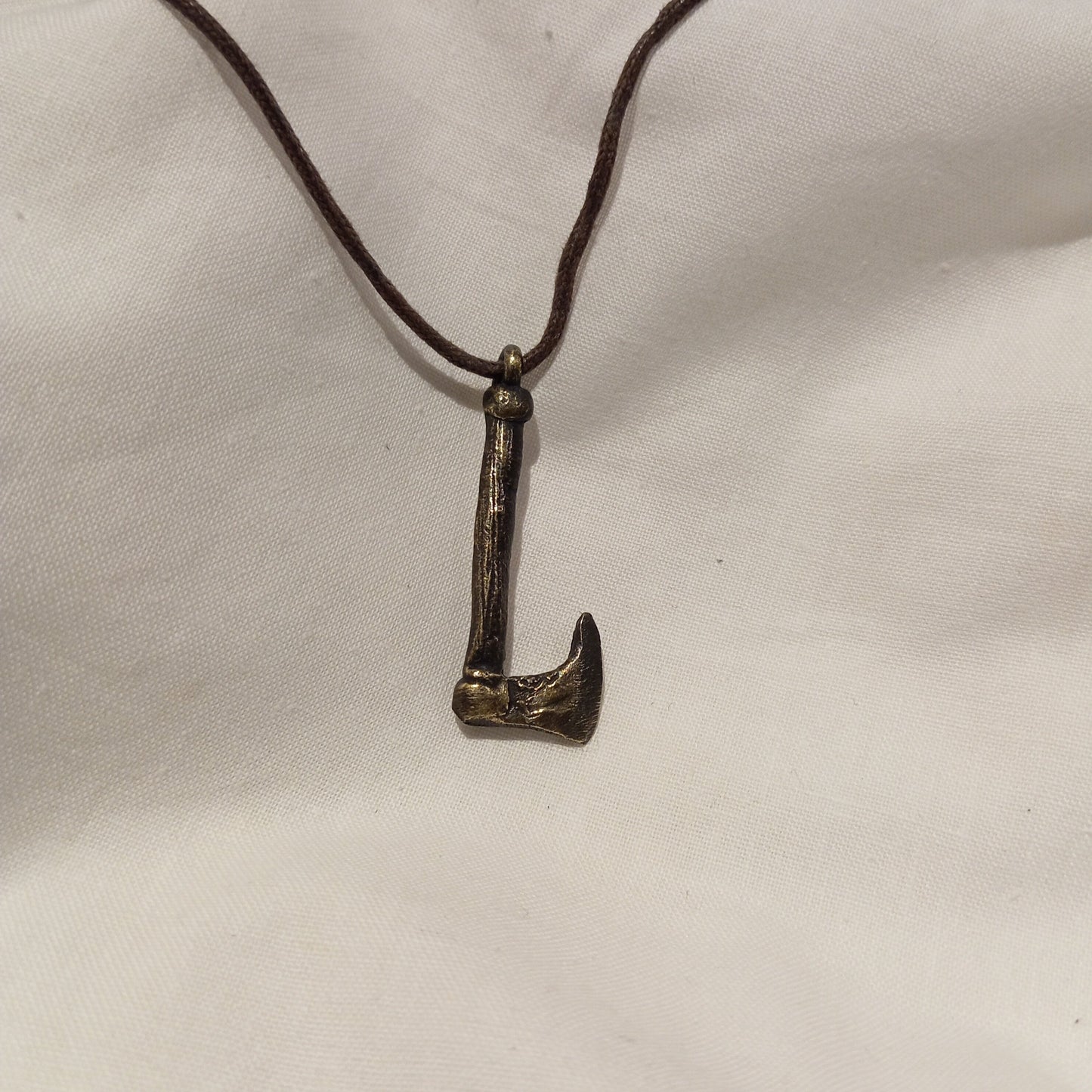 Colgante de hacha en bronce
