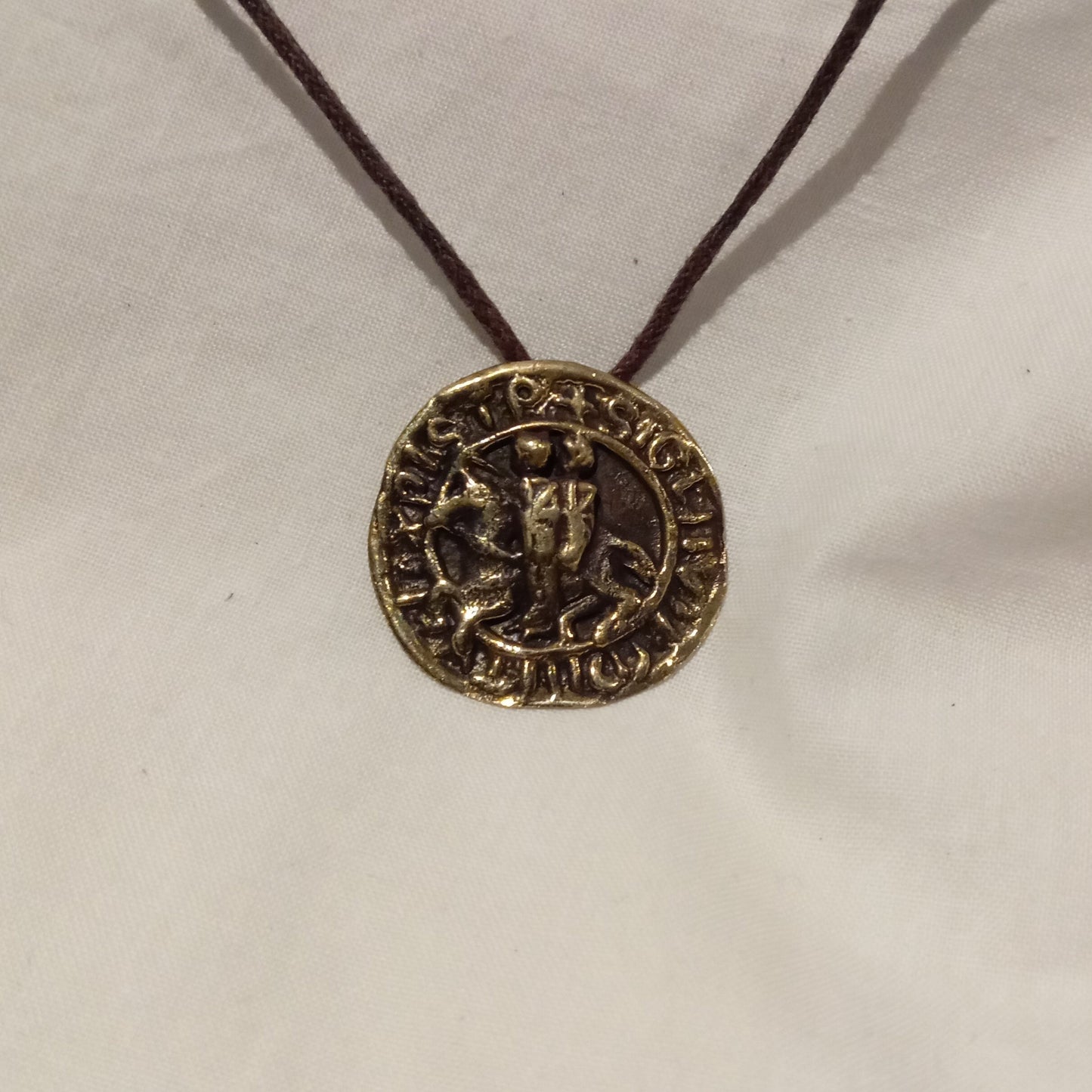 Colgante de símbolo templario en bronce