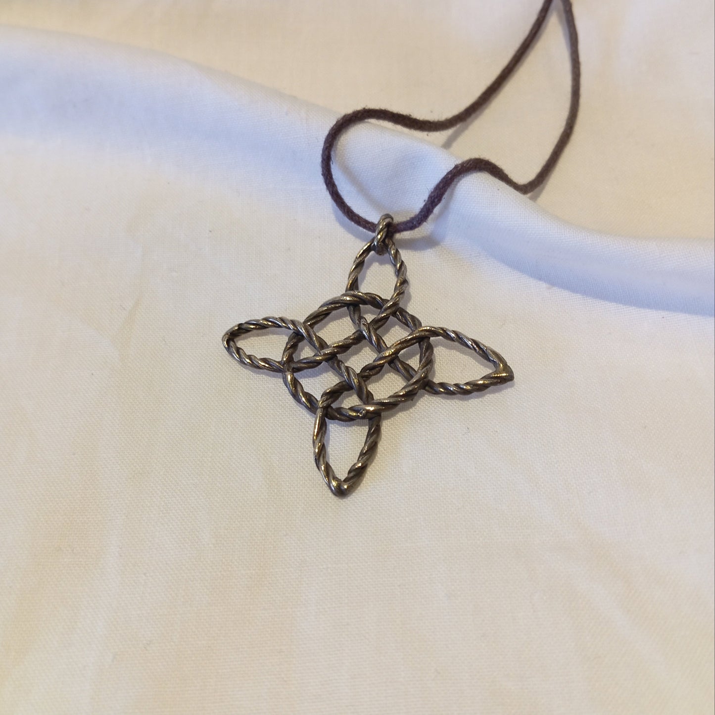 Colgante de nudo de bruja en bronce