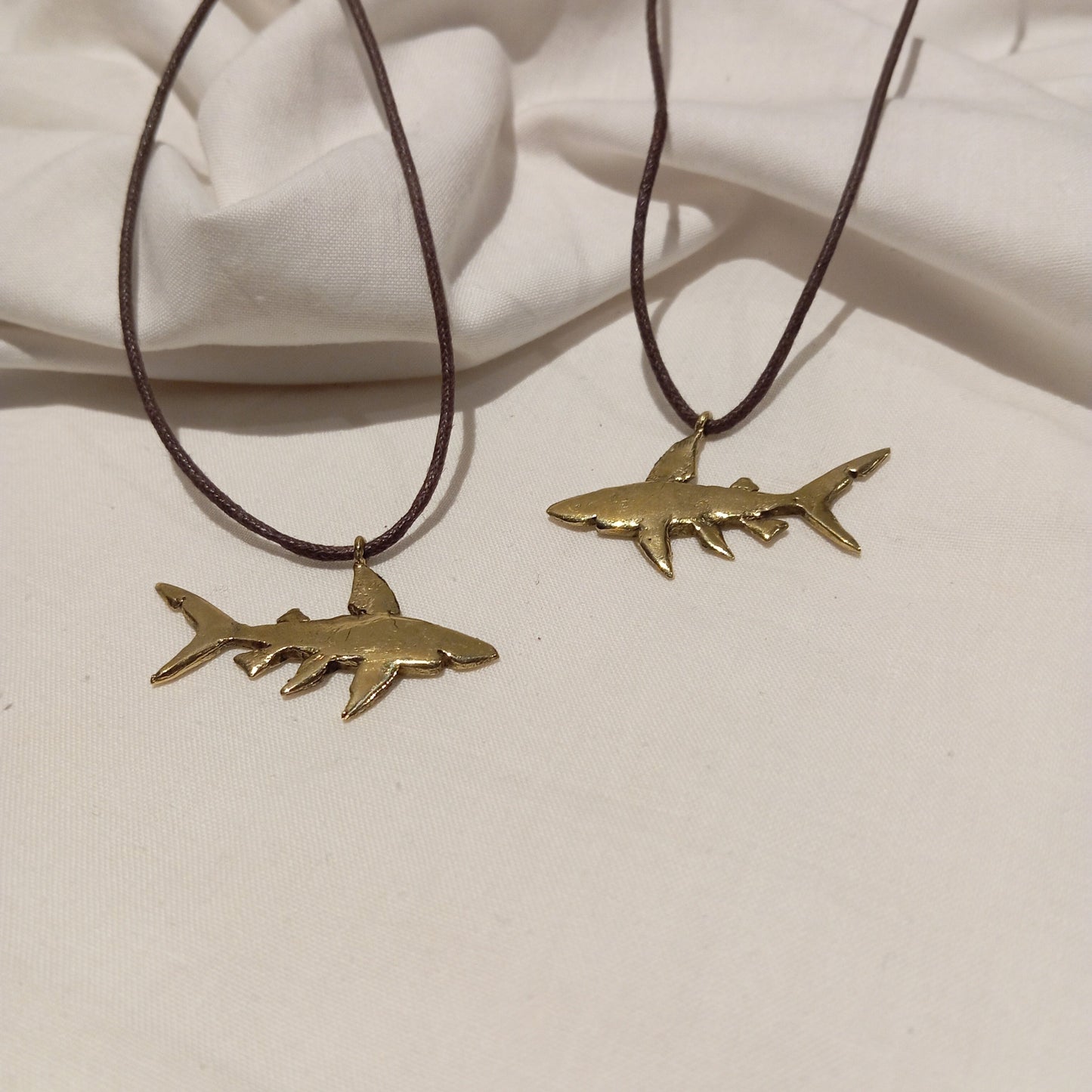 Colgante de tiburón en bronce