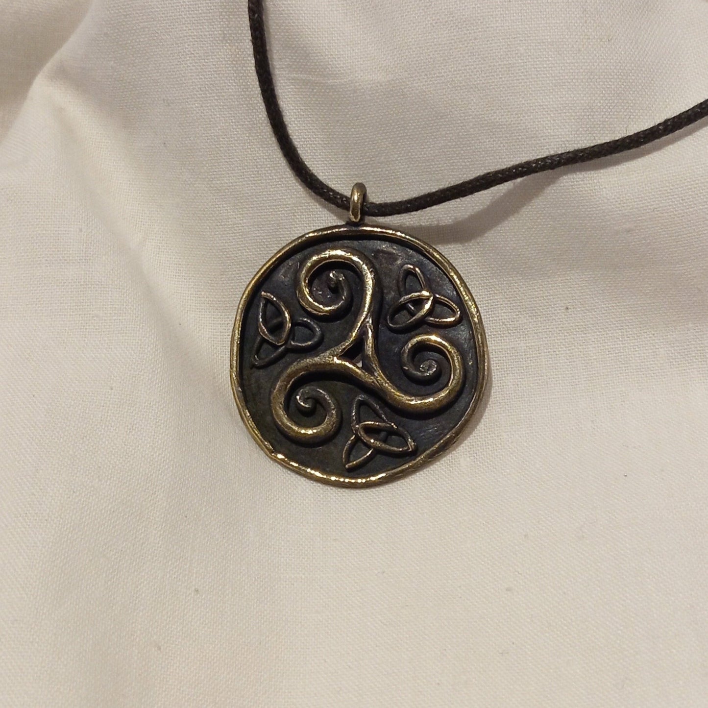 Colgante de trísquel en bronce