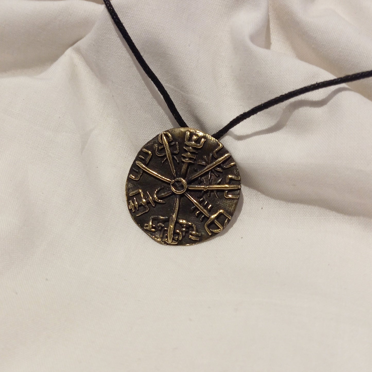 Colgante de brújula vikinga en bronce