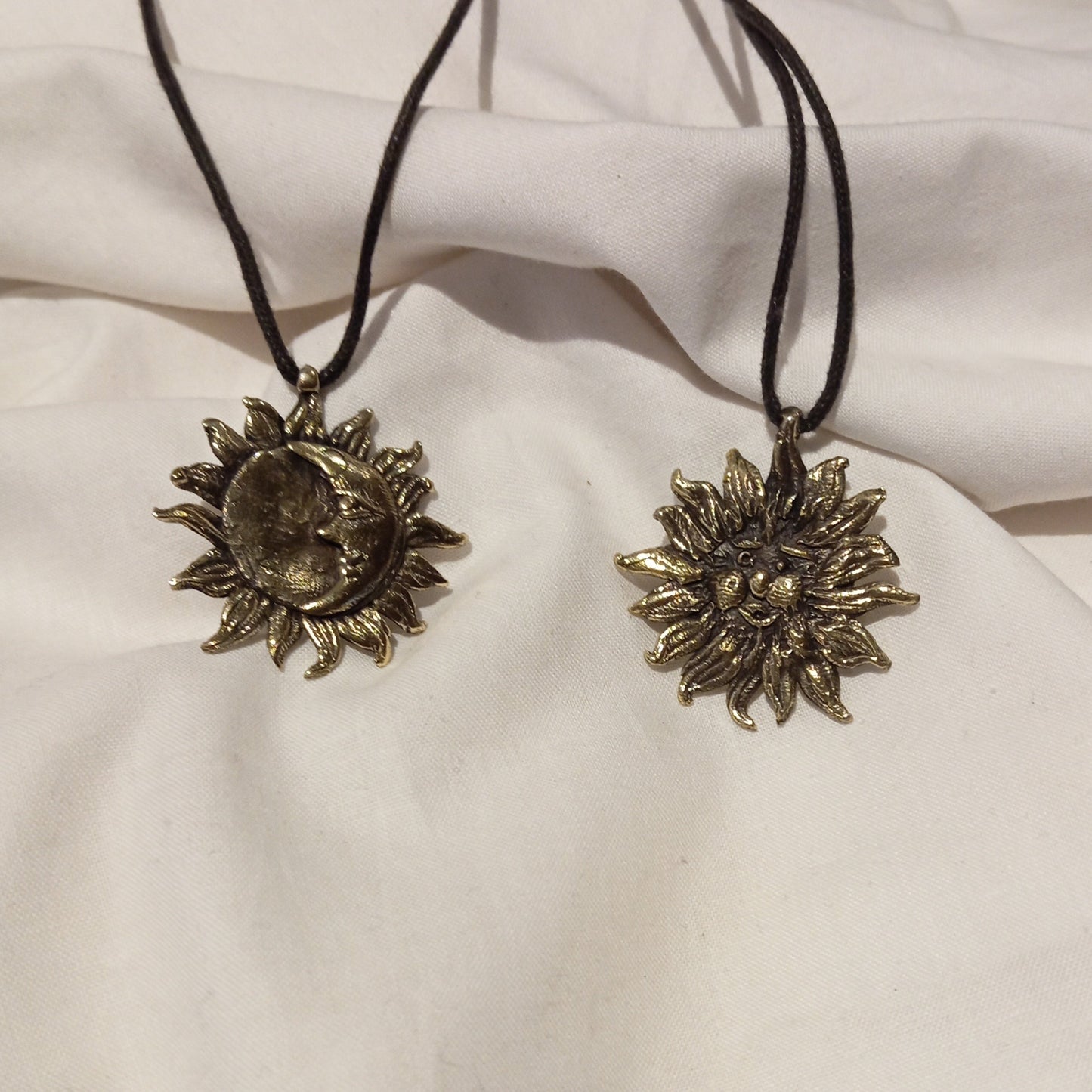 Penjoll de sol i lluna en bronze