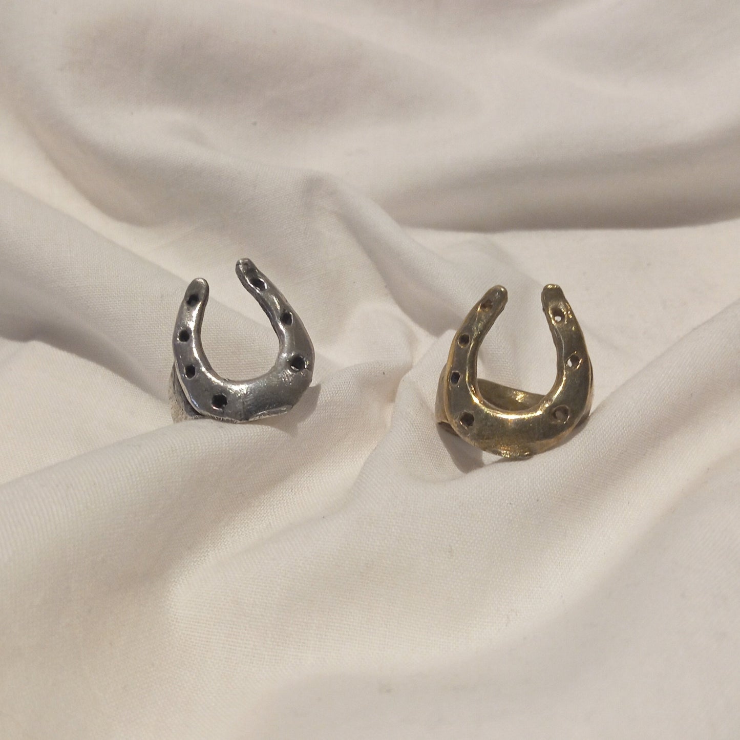 Anillo de herradura en plata o bronce