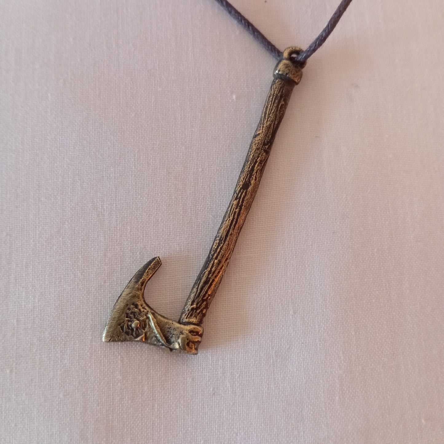 Colgante de hacha grande en bronce