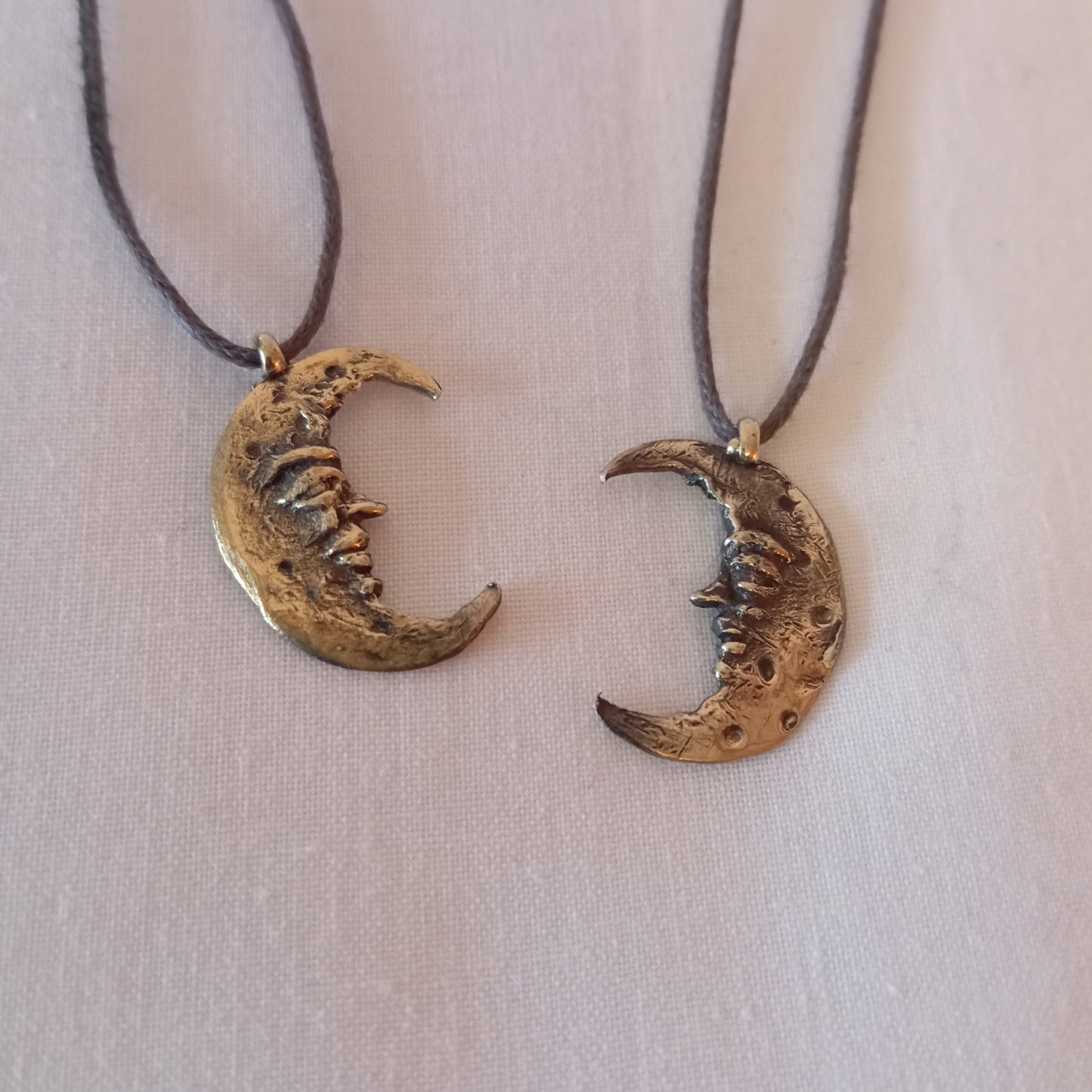 Colgante de media luna en bronce