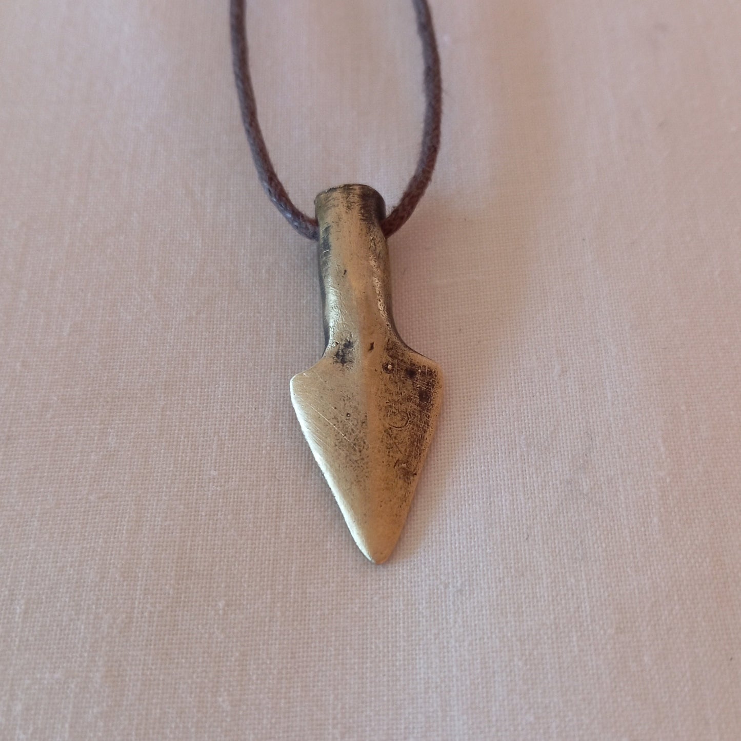 Colgante de punta de flecha en bronce