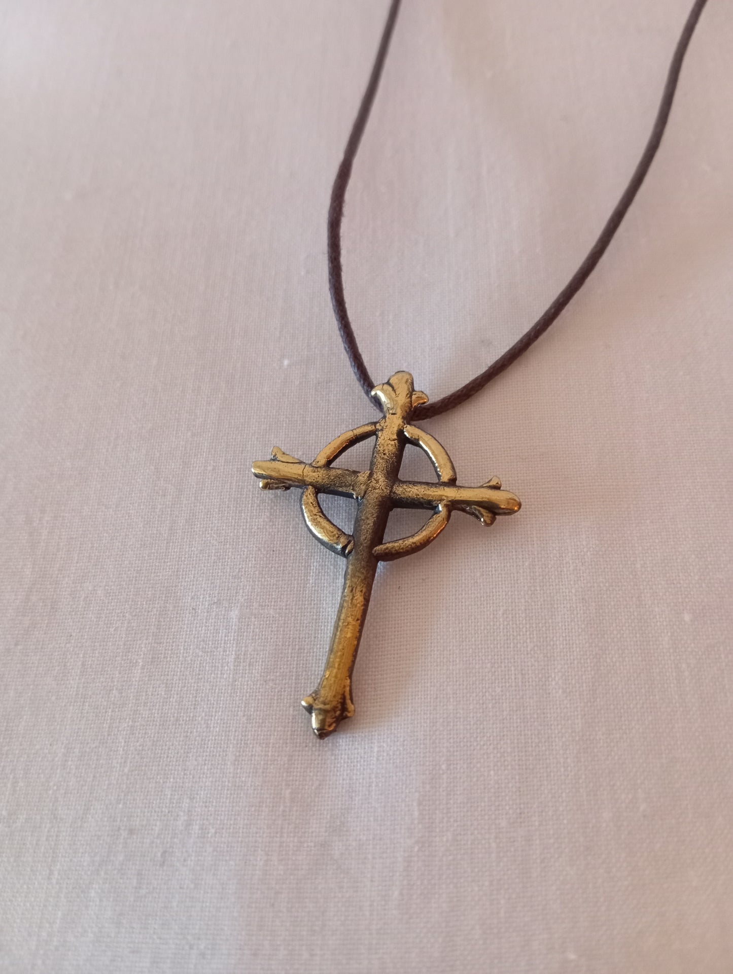 Colgante de cruz celta en bronce