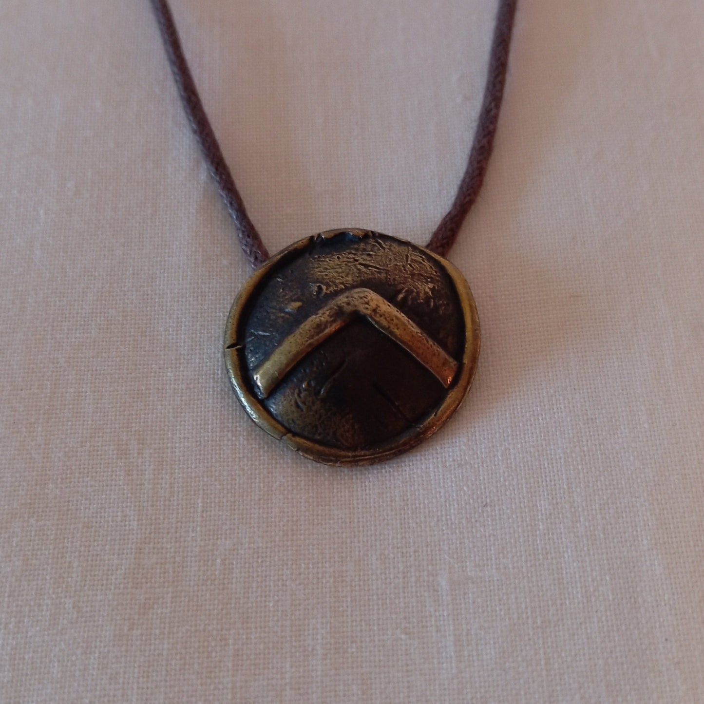 Colgante de escudo espartano en bronce