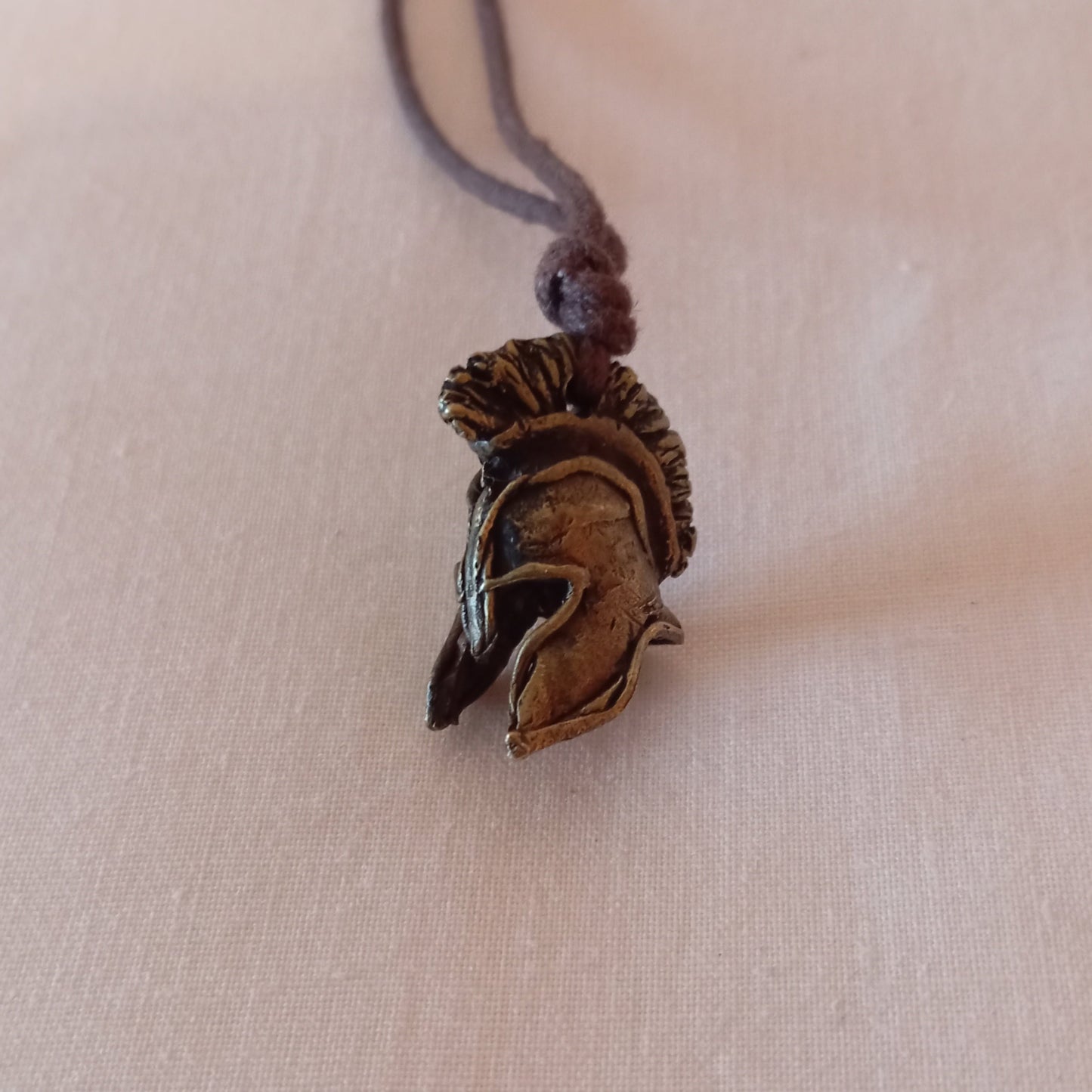 Colgante de casco de Troya en bronce