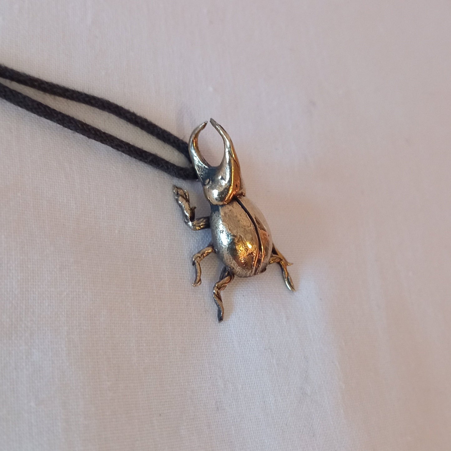 Colgante de escarabajo en bronce