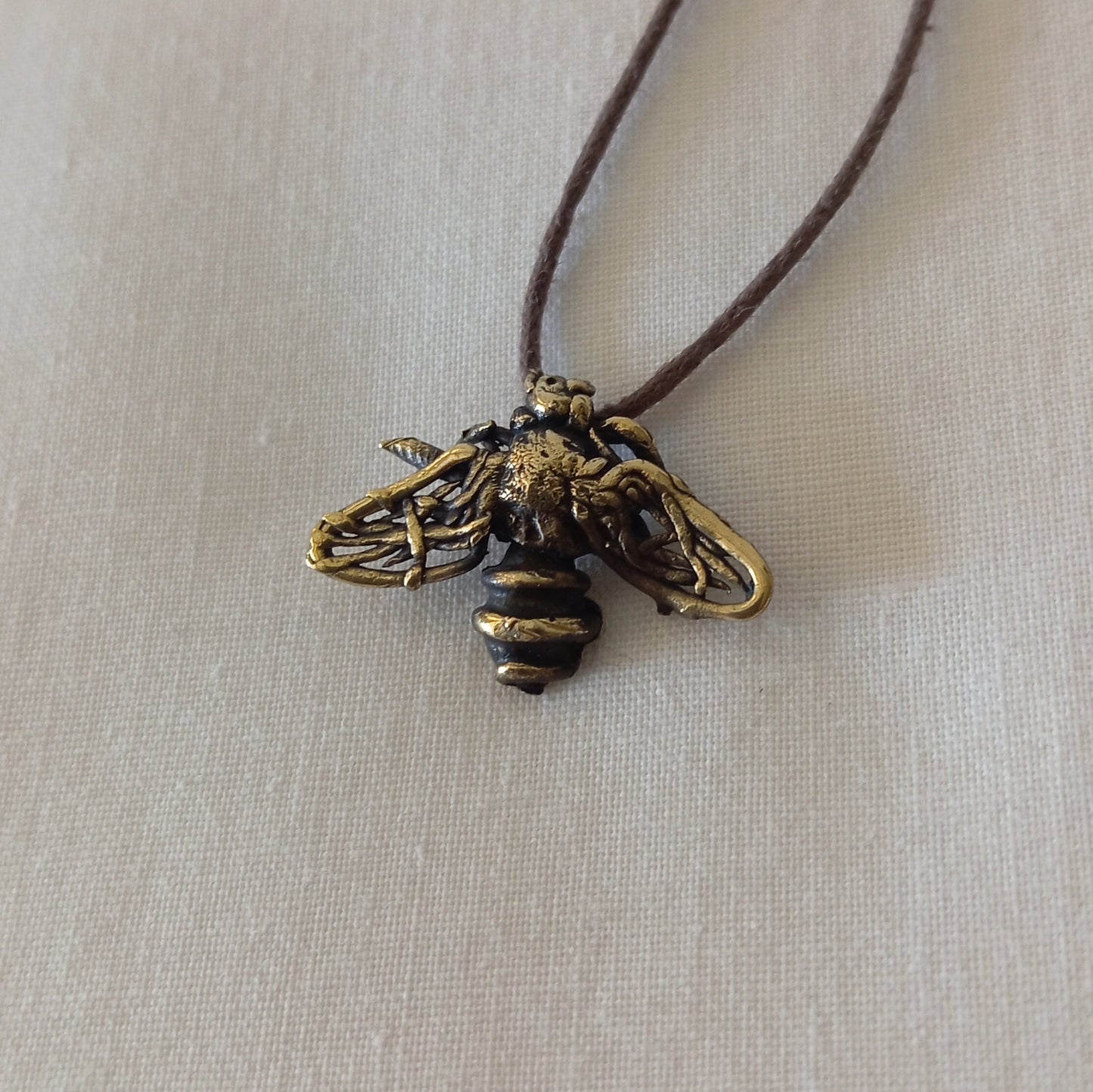Colgante de abeja pequeña en bronce