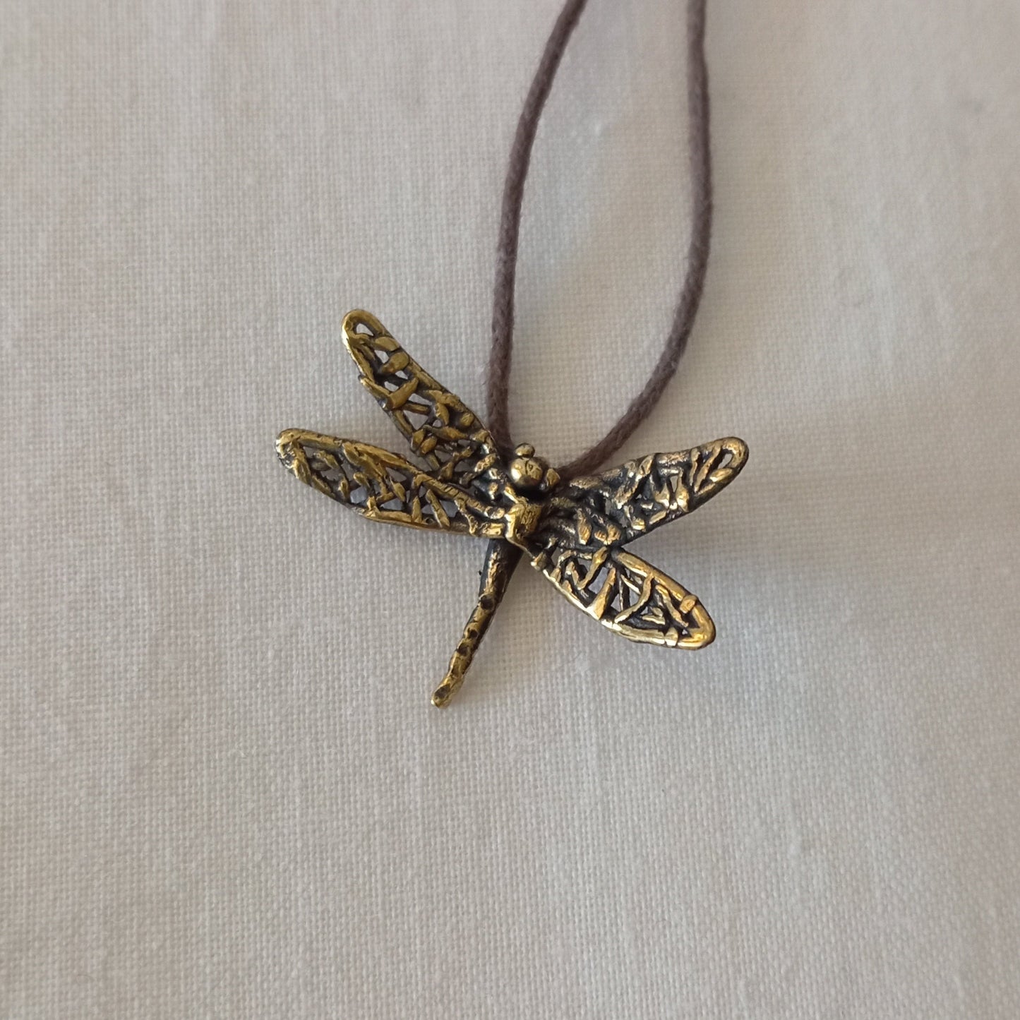 Colgante de libélula pequeña en bronce