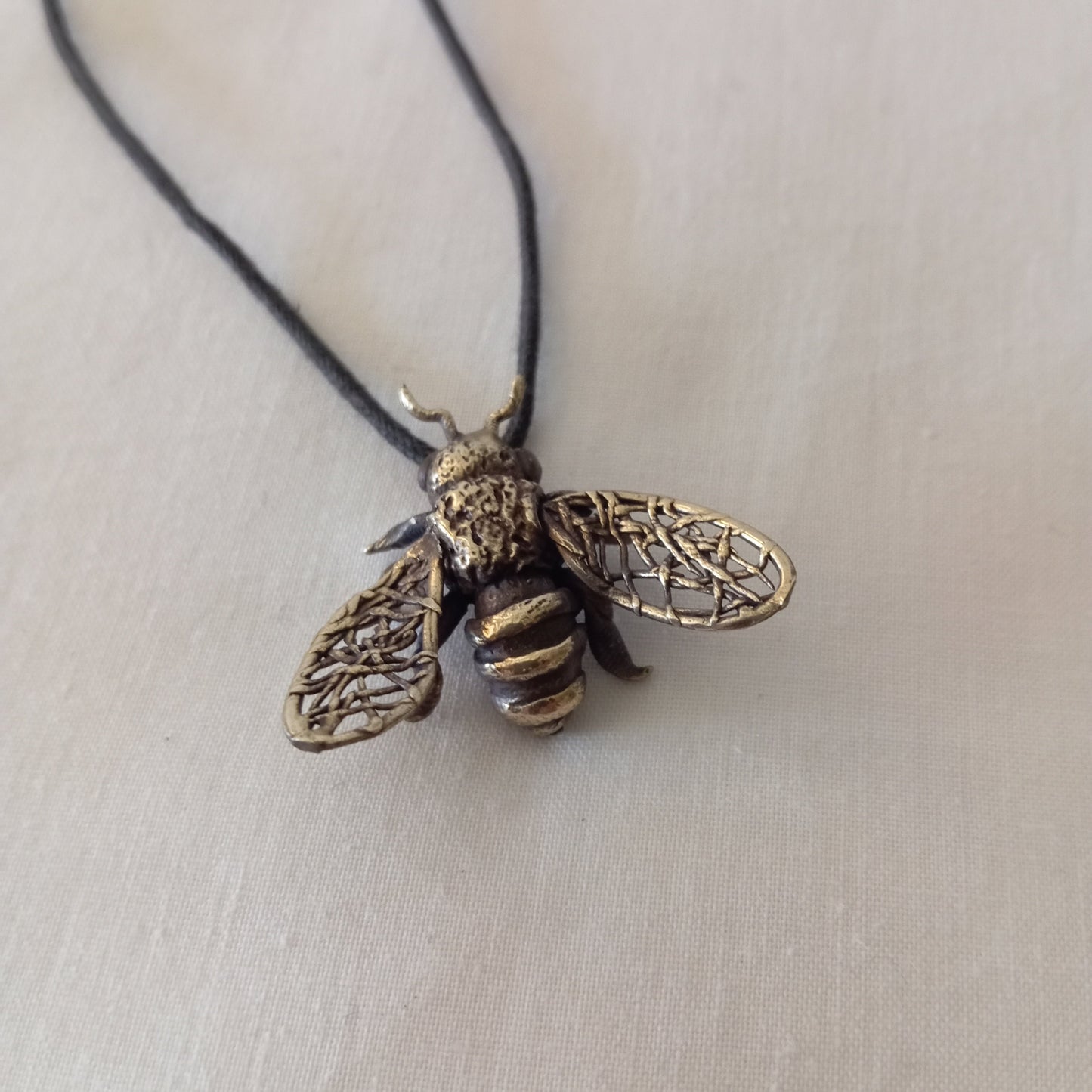 Colgante de abeja grande en bronce