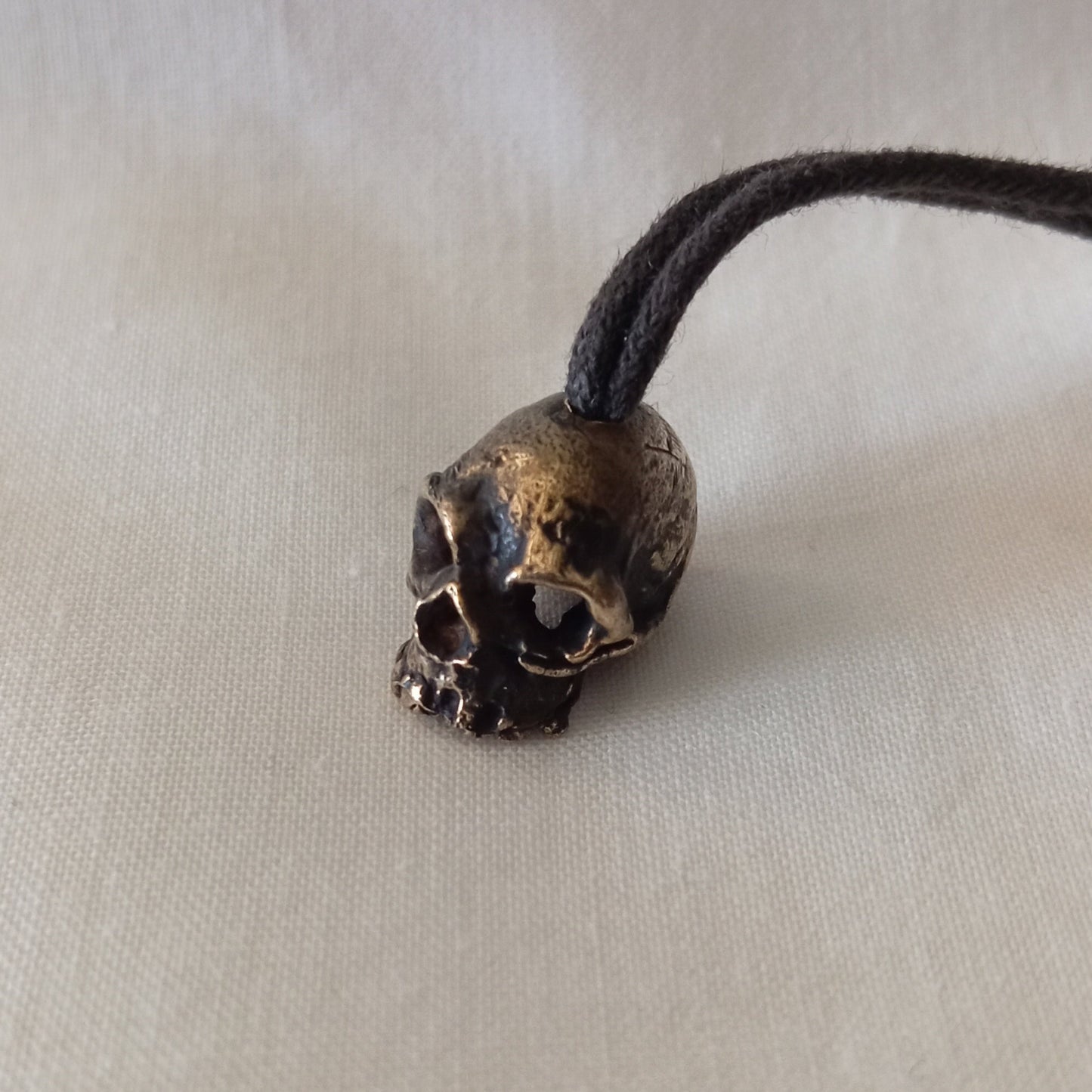 Colgante de calavera en bronce