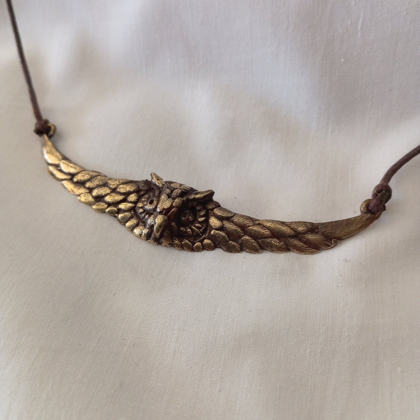 Colgante de búho con alas en bronce