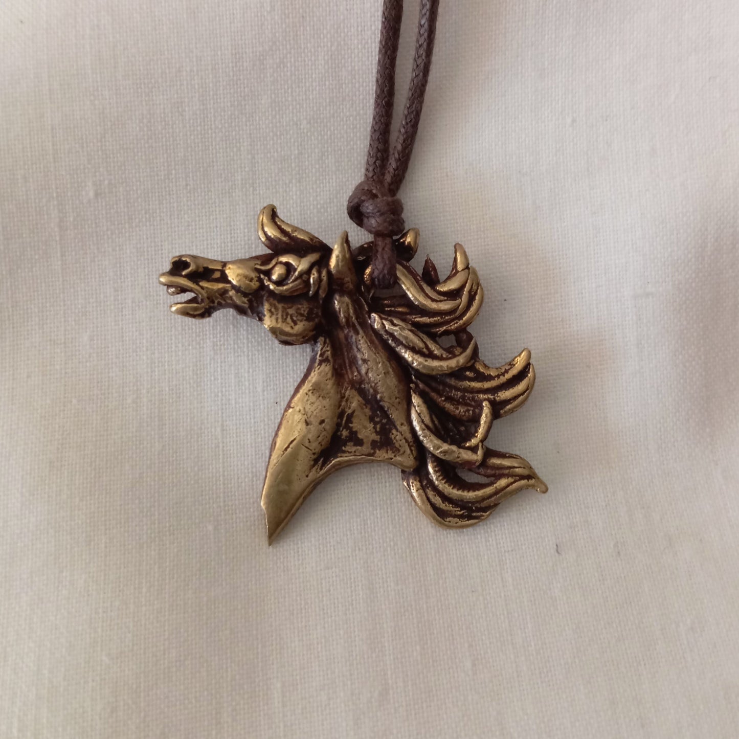 Colgante de cabeza de caballo en bronce