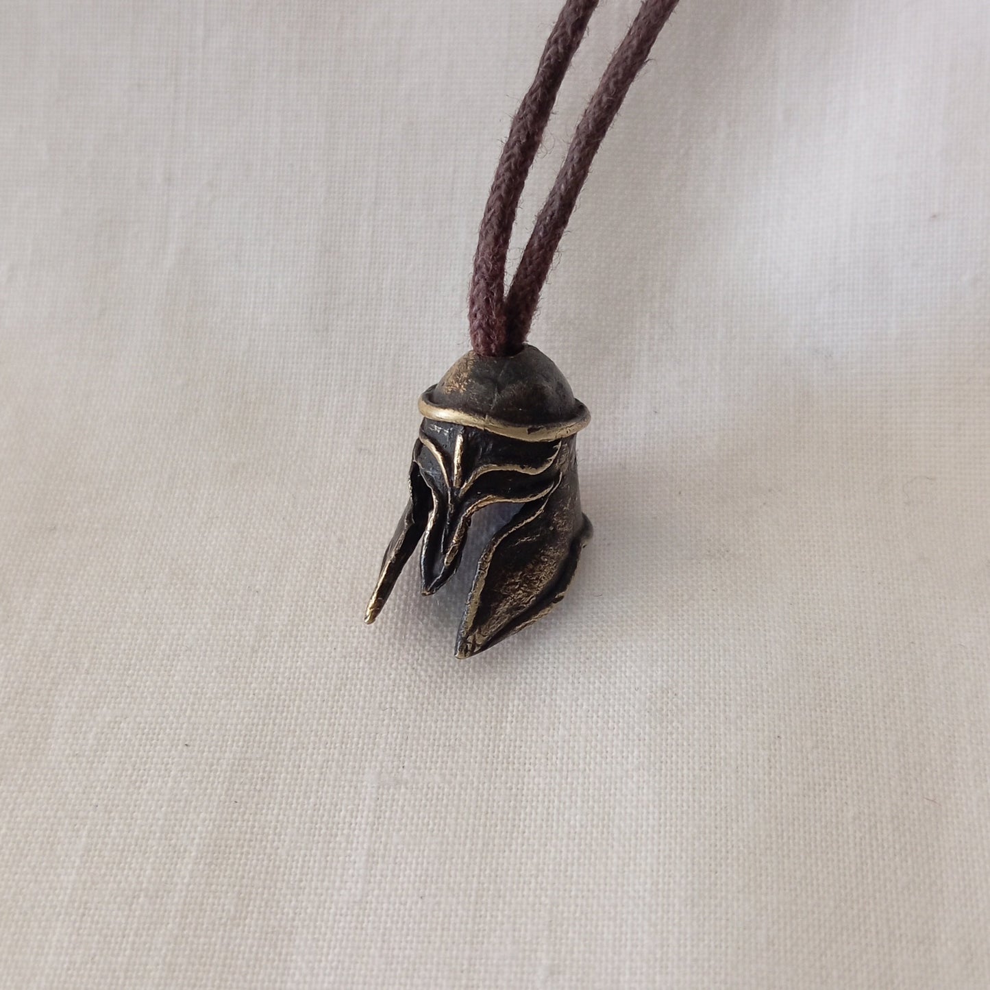 Colgante de casco espartano en bronce