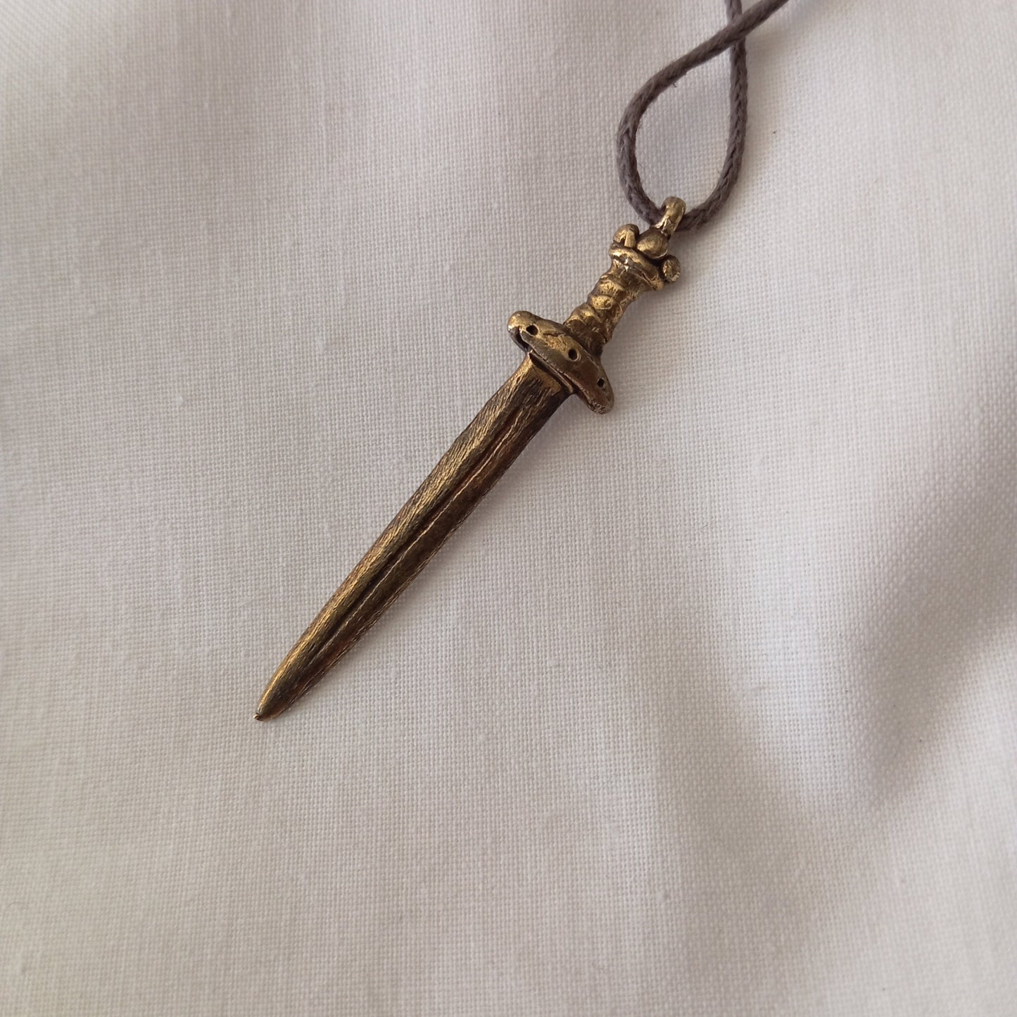 Colgante de espada vikinga en bronce