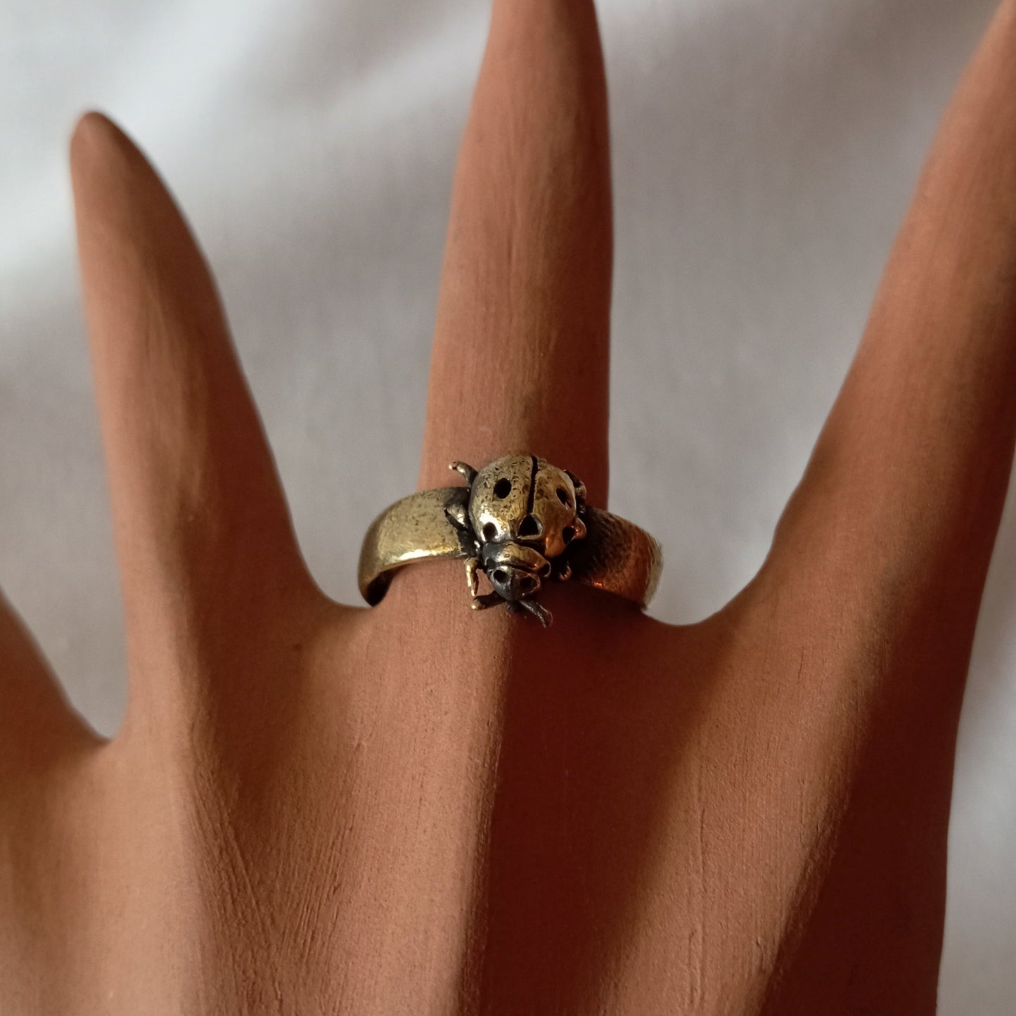 Anillo de mariquita en bronce
