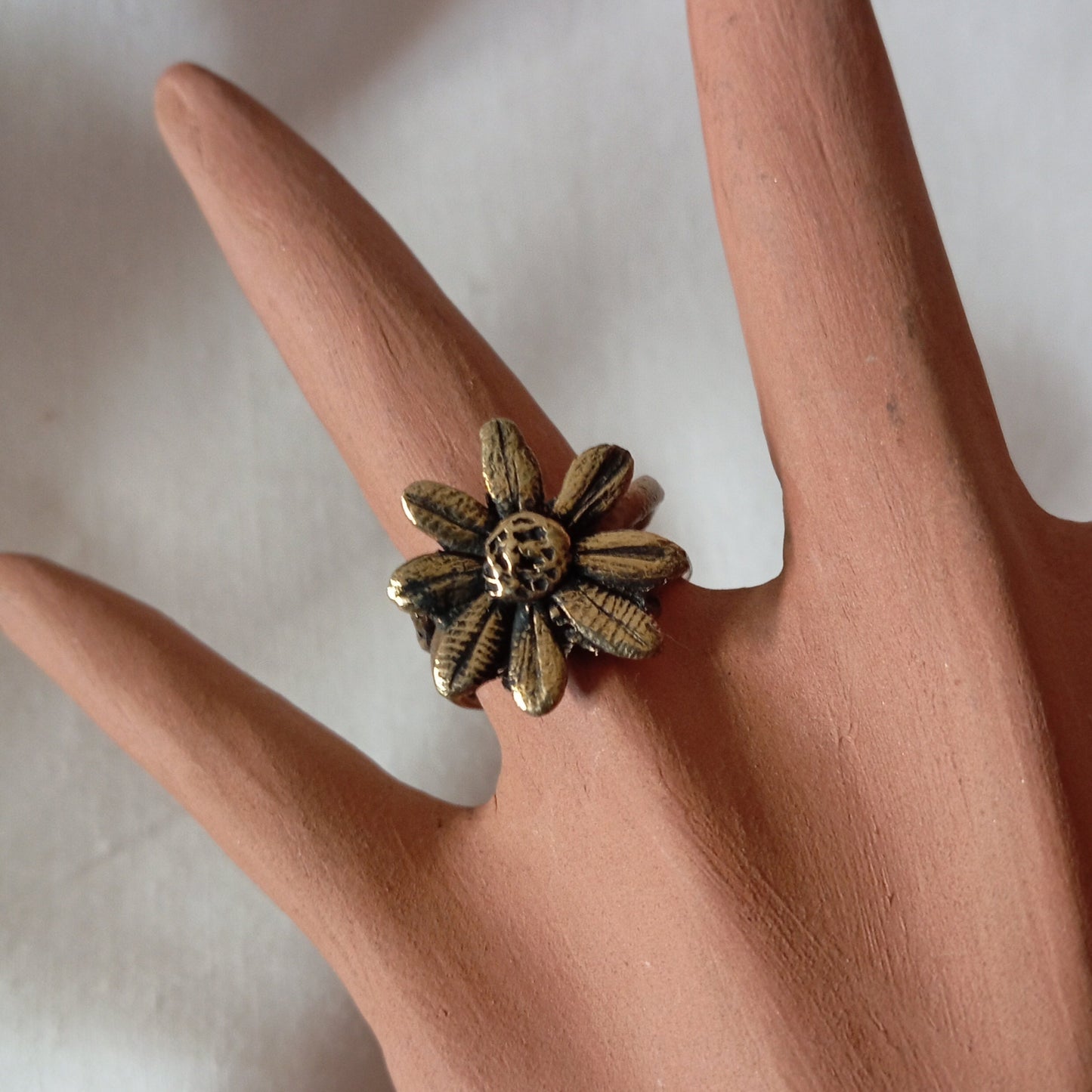Anillo de margarita en bronce pequeño único