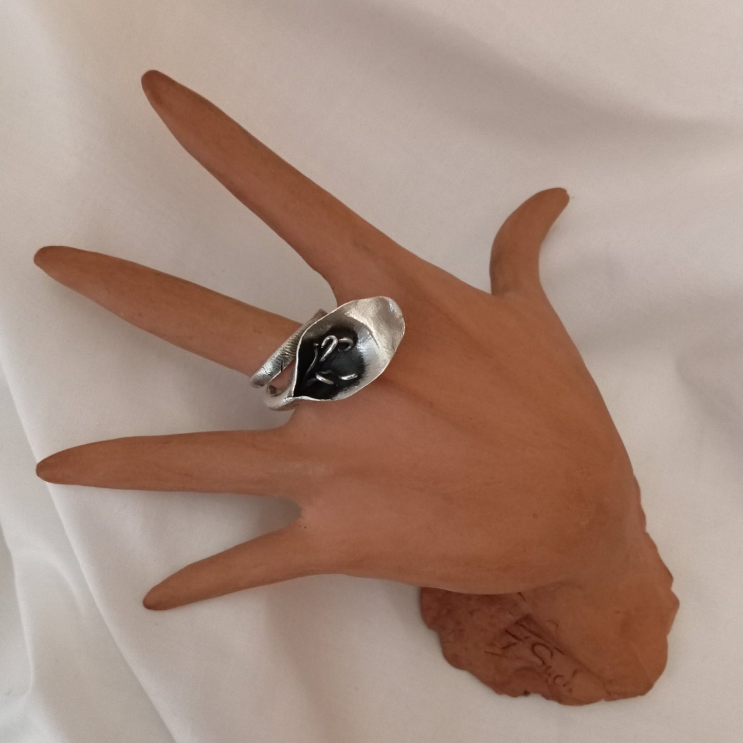 Anillo de lirio en plata único