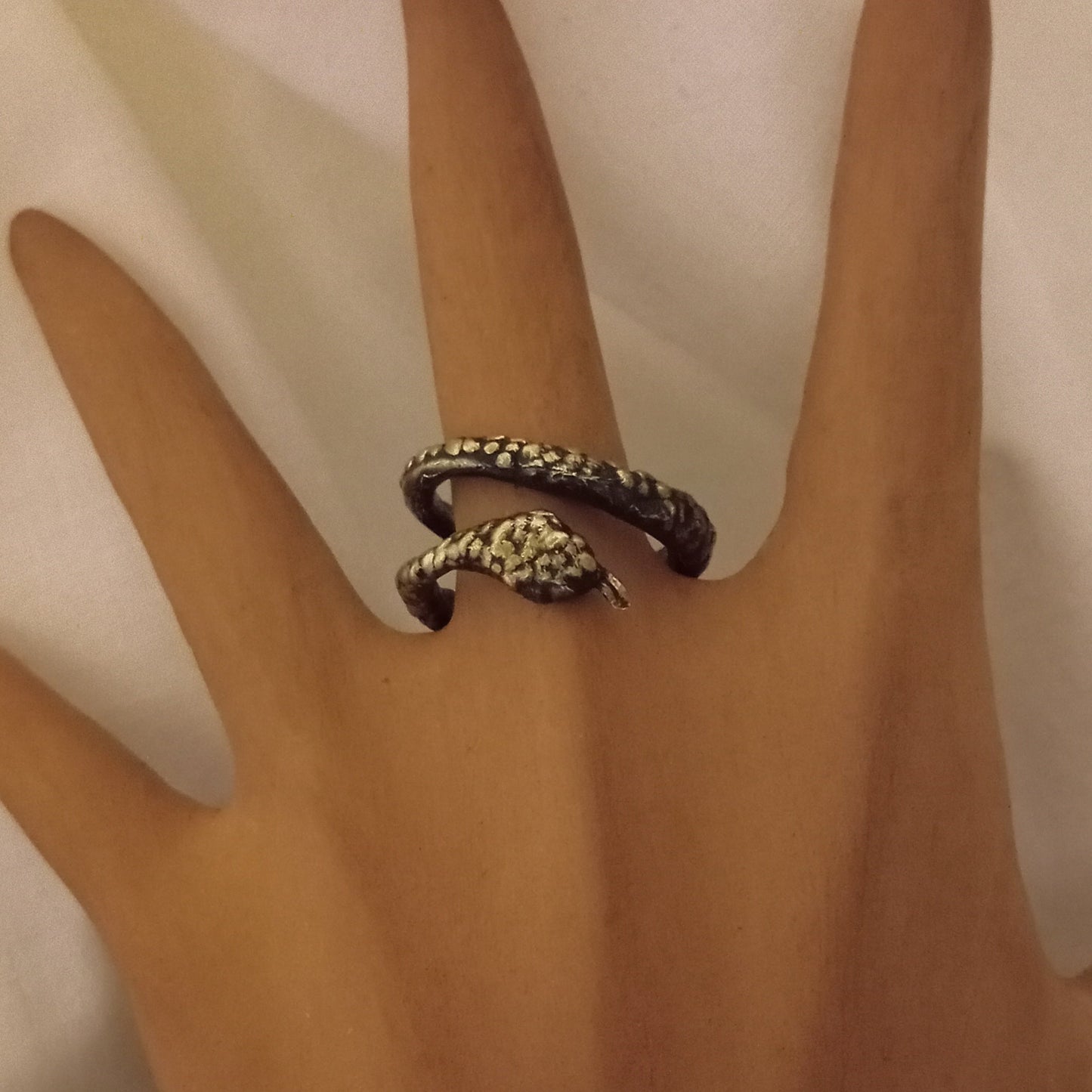 Anillo de serpiente en bronce