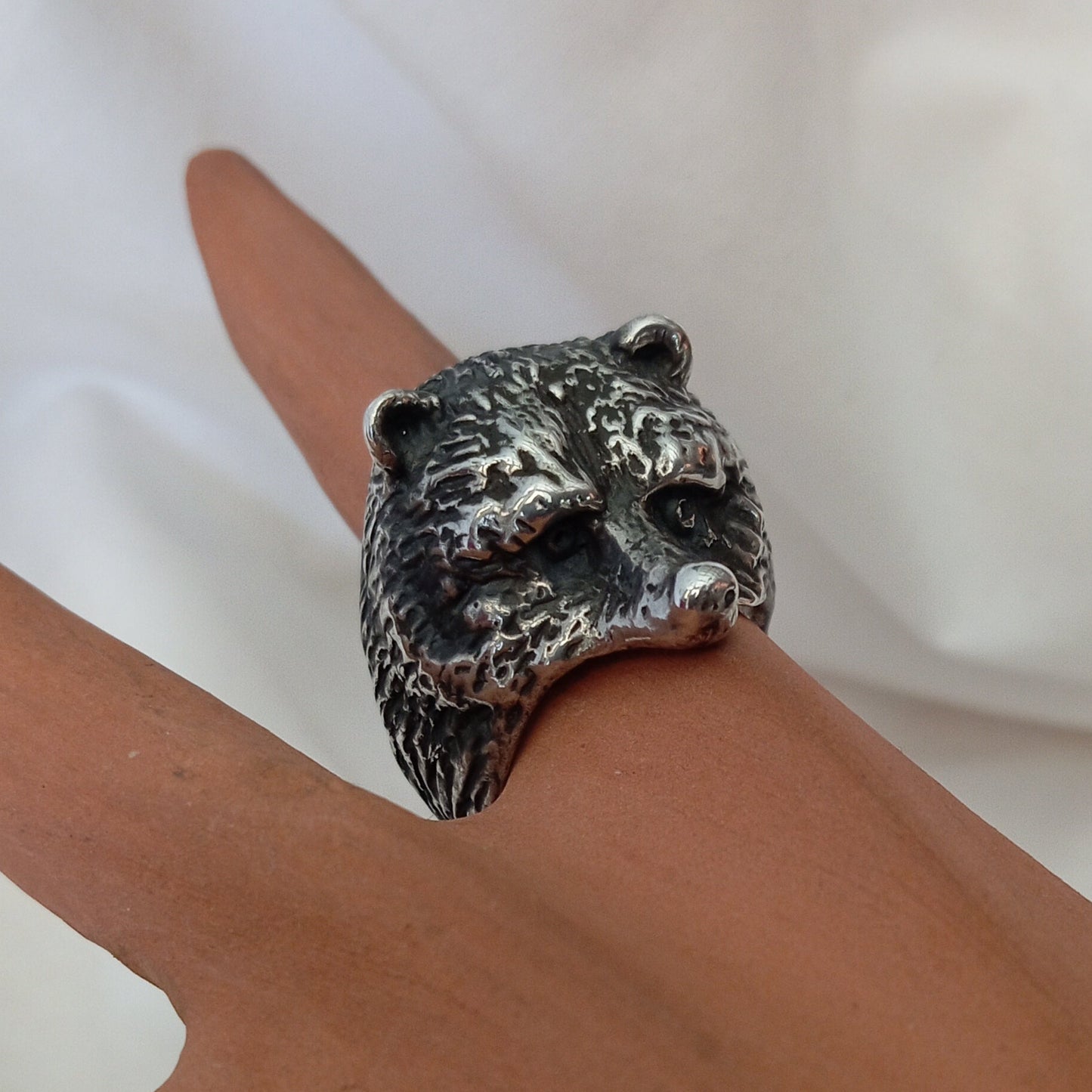 Anillo de oso grizzly en plata