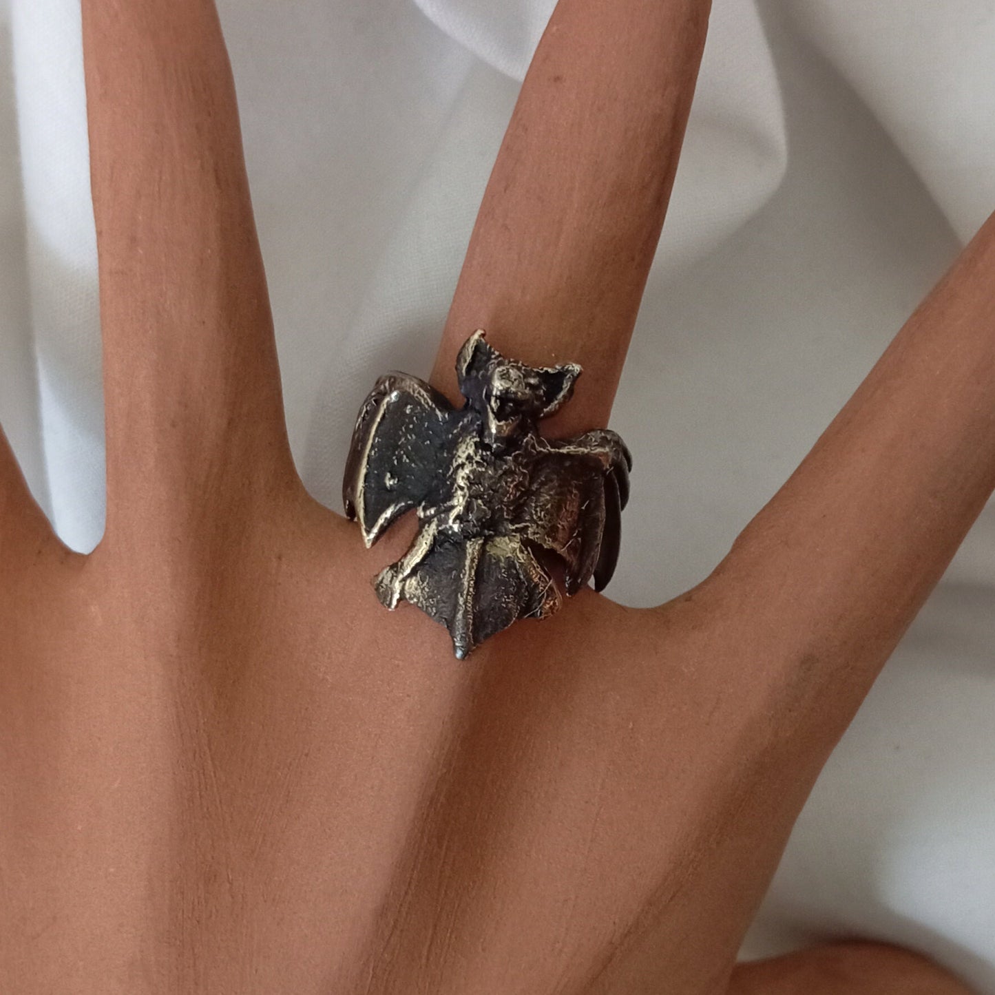 Anillo de murciélago en bronce