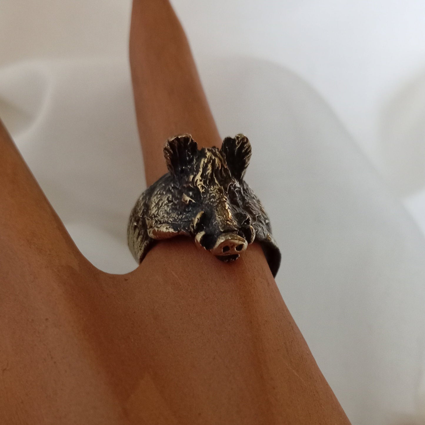 Anillo de jabalí en bronce