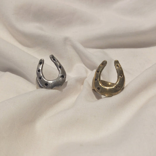 Anillo de herradura en plata o bronce