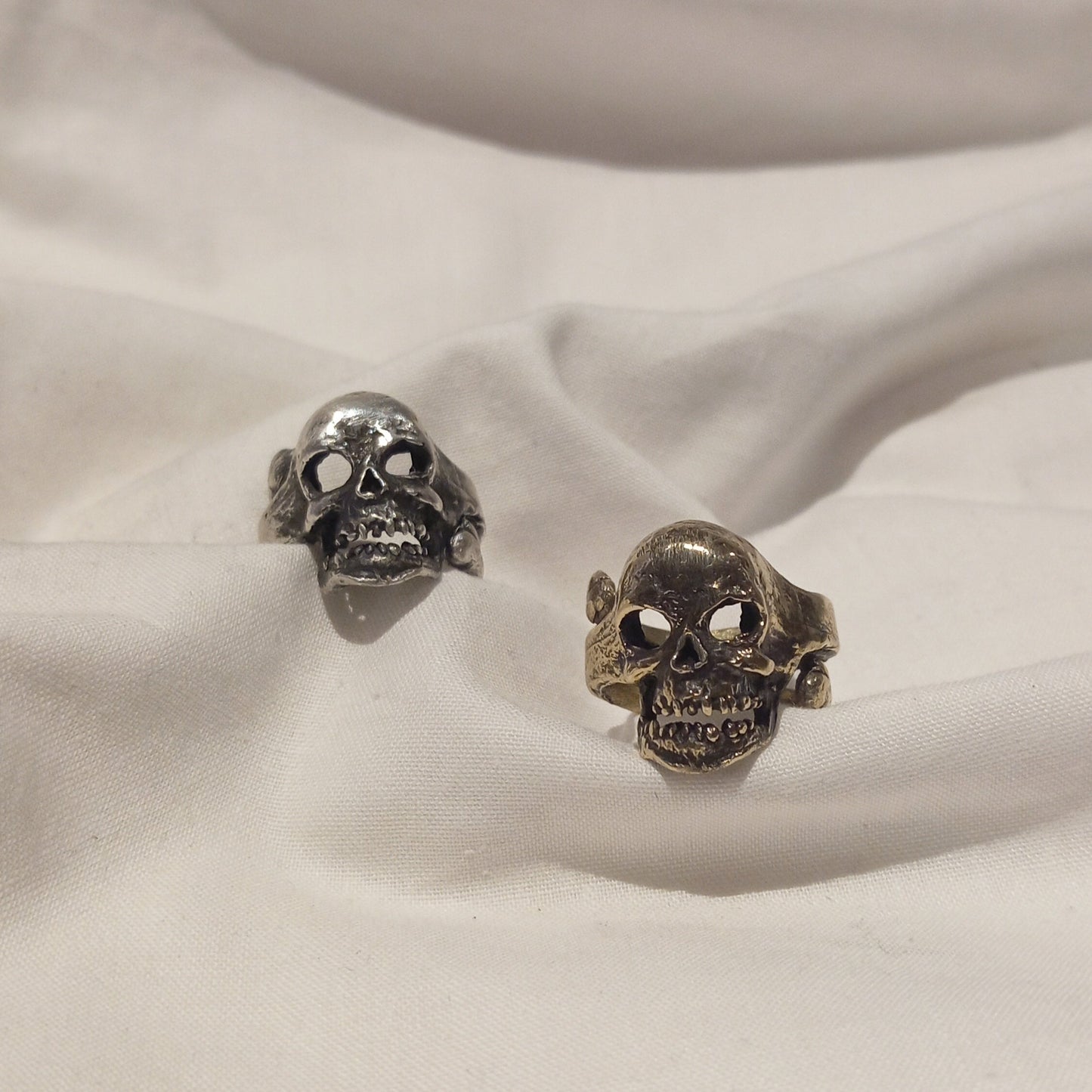 Anell de calavera de plata o bronze
