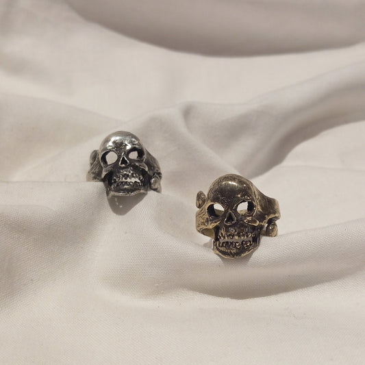 Anell de calavera de plata o bronze