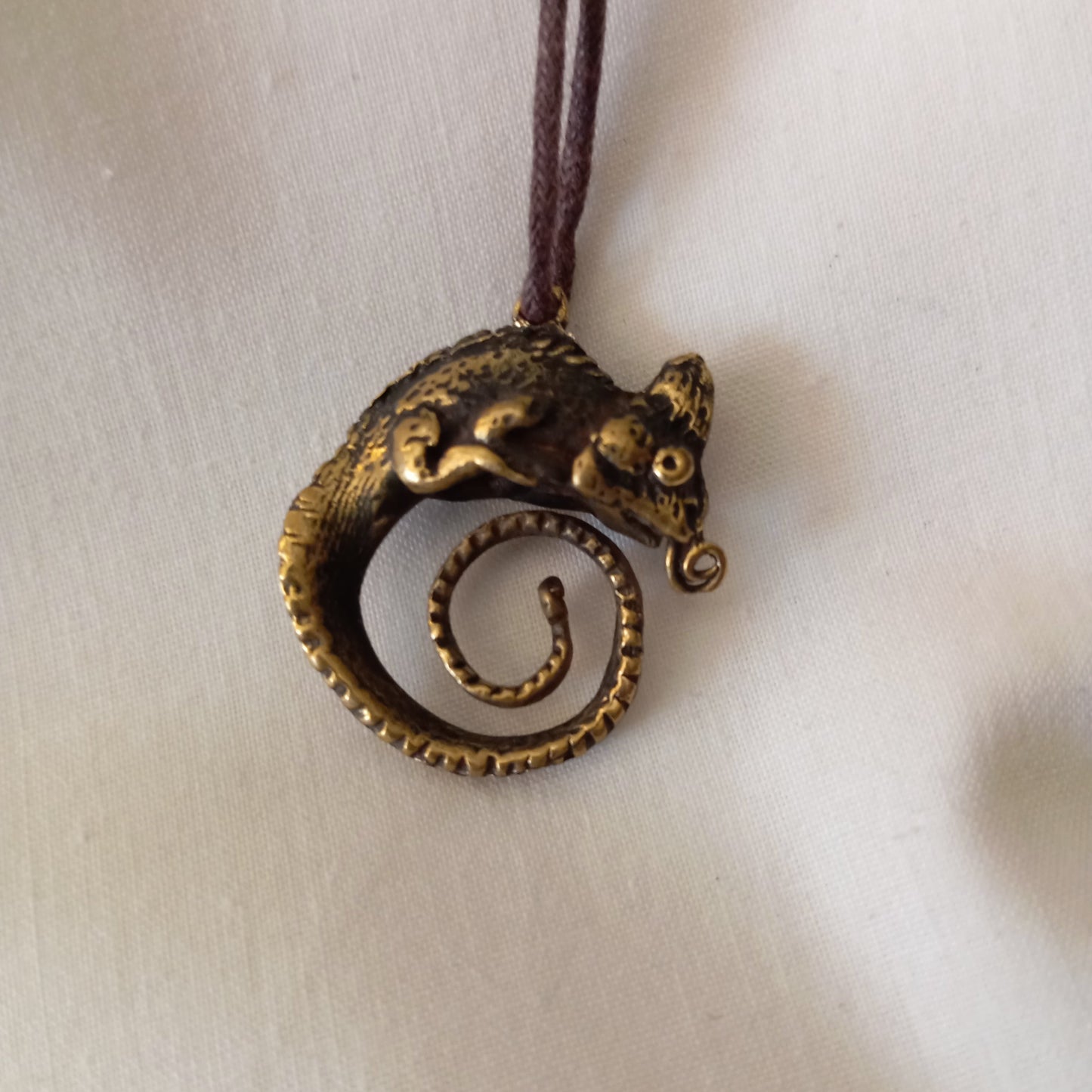 Colgante de camaleón en bronce