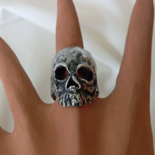 Anillo de calavera grande en plata
