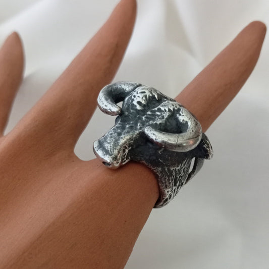 Anillo de toro en plata
