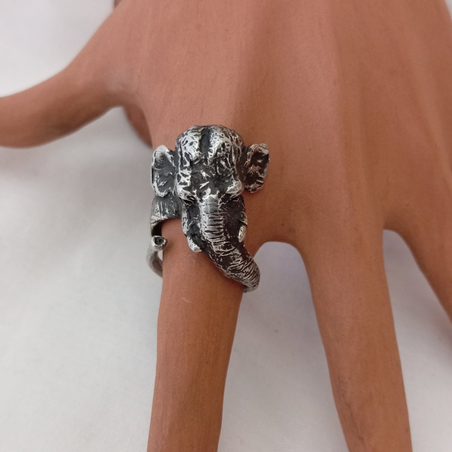 Anillo de elefante asiático en plata