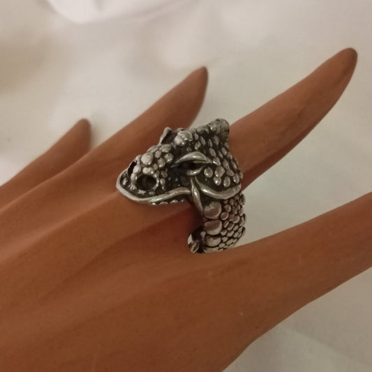 Anillo de cabeza de dragón en plata