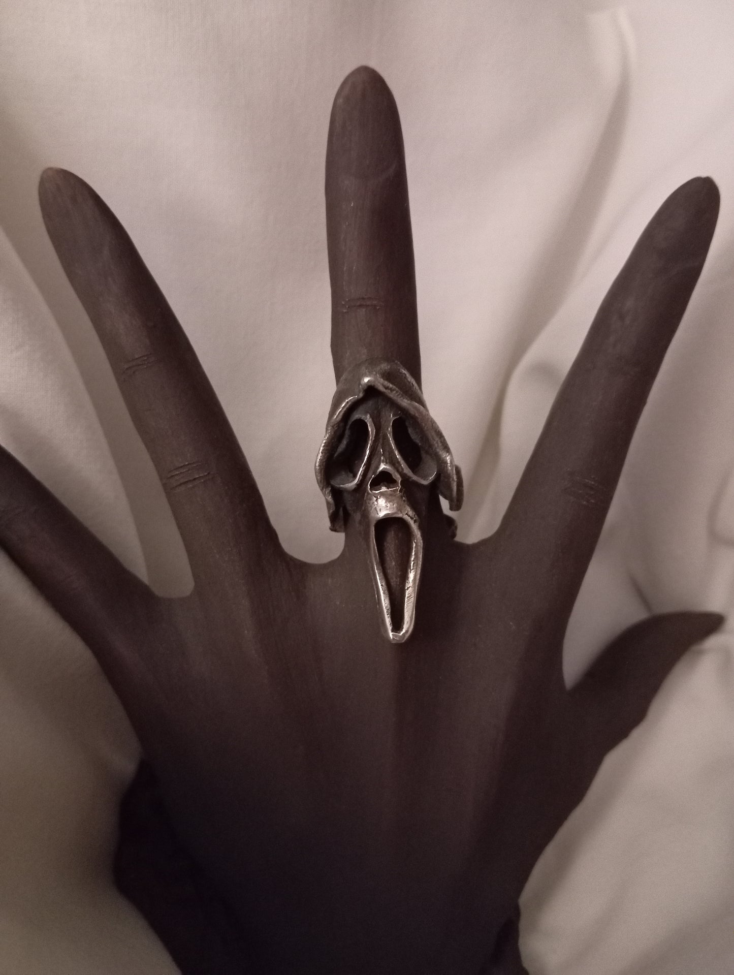 Anillo scream con capucha  de plata   Pieza única