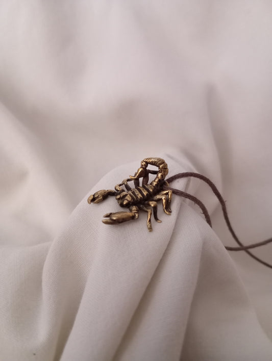 Colgante escorpión en bronce