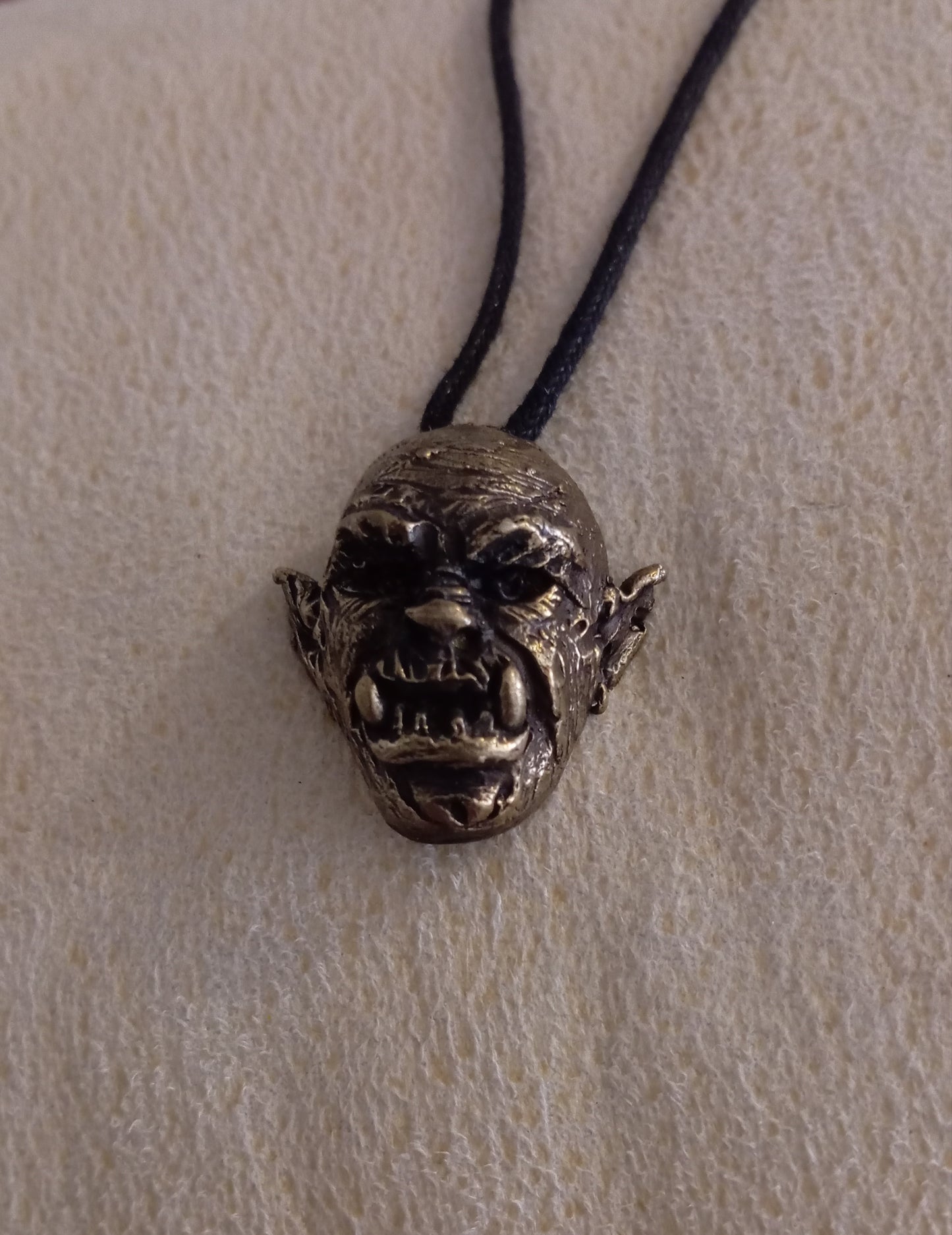 colgante de Orco en bronce