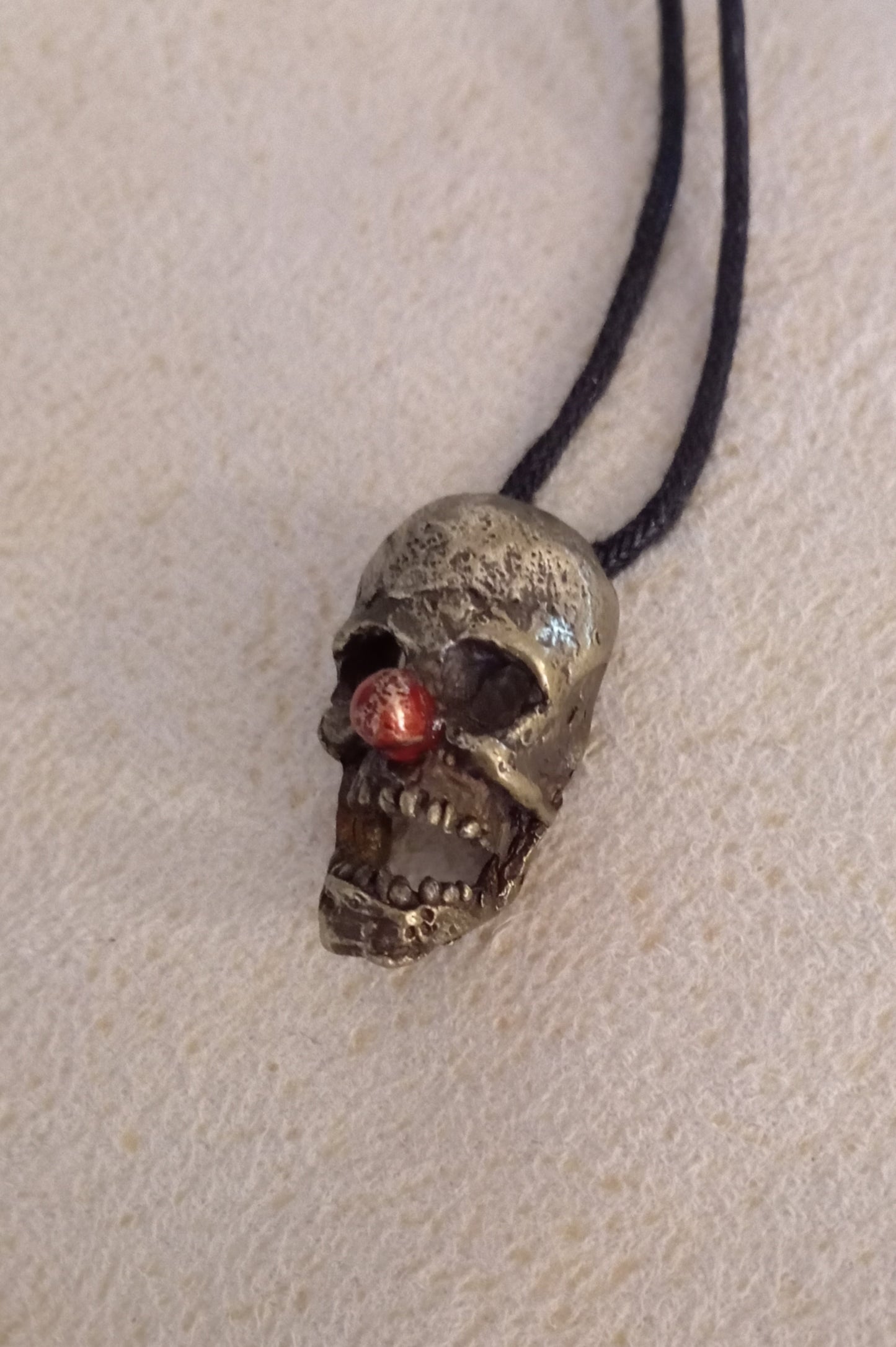 Colgante de calavera payaso en bronce