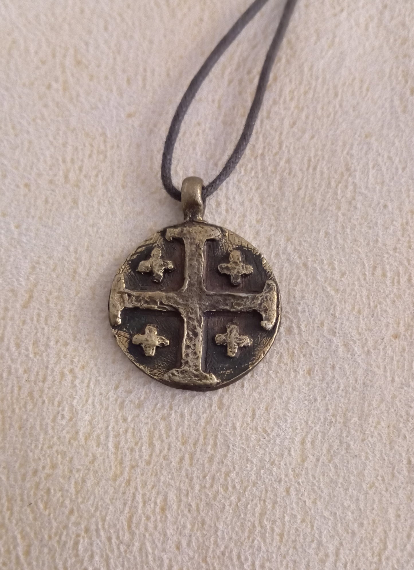 Colgante Cruz de Jerusalén en bronce