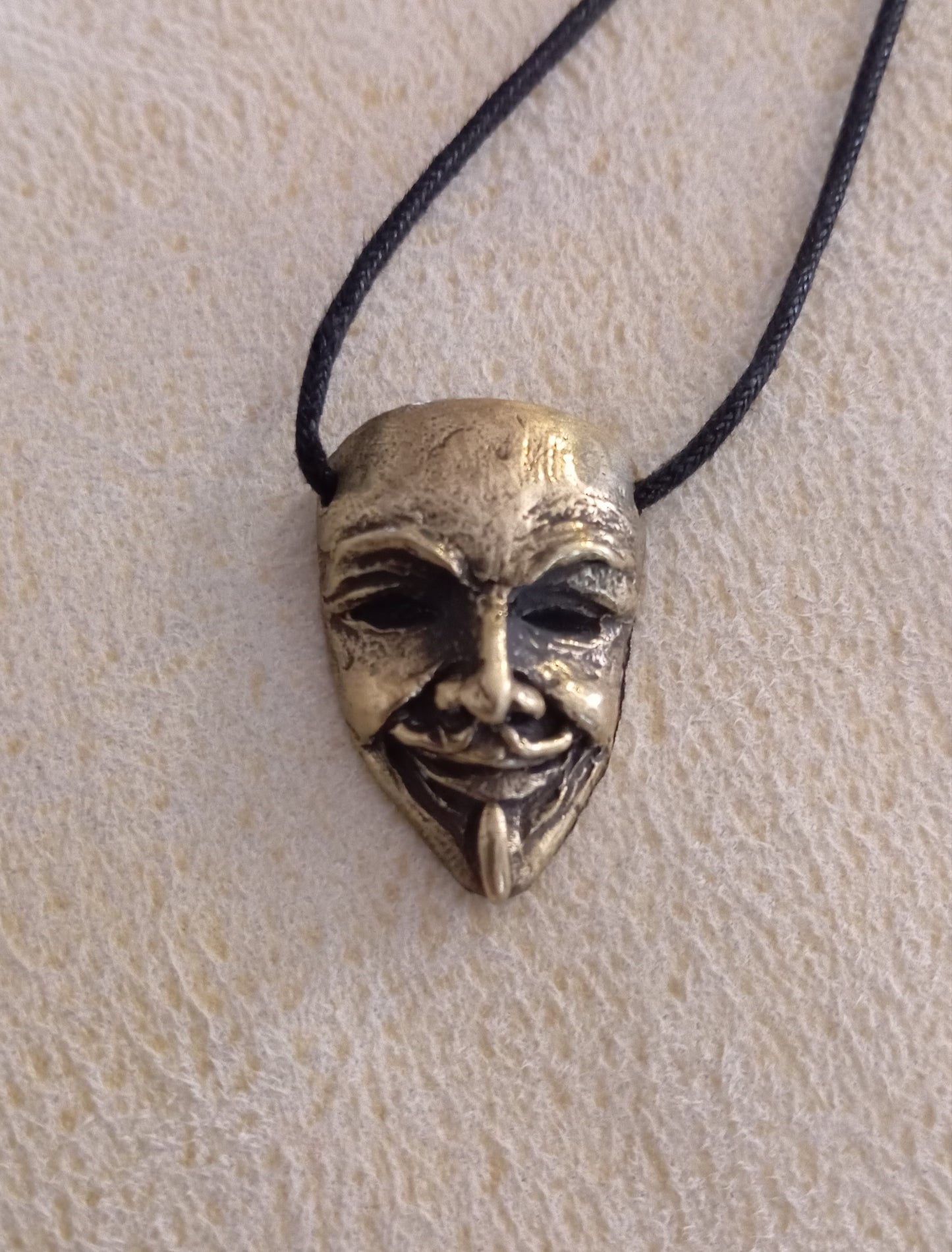 Colgante V de Vendetta en bronce