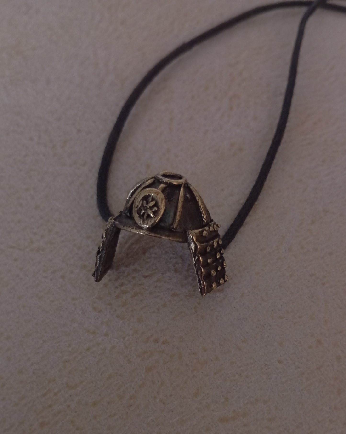 Colgante casco samurai en bronce