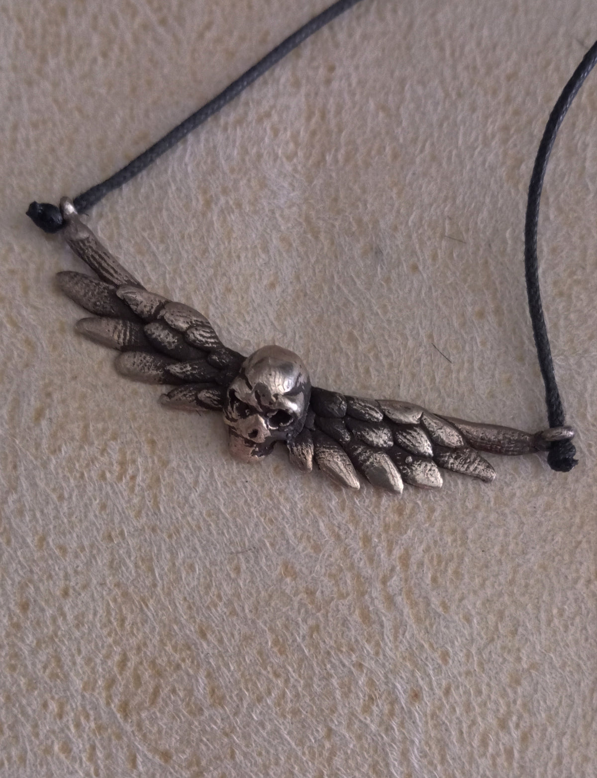 Colgante calavera alas pieza única plata
